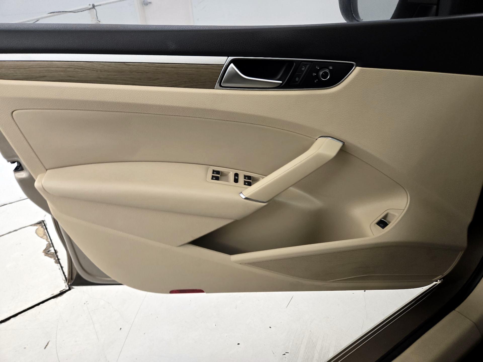 Thumbnail: 2016 Volkswagen Passat - 12