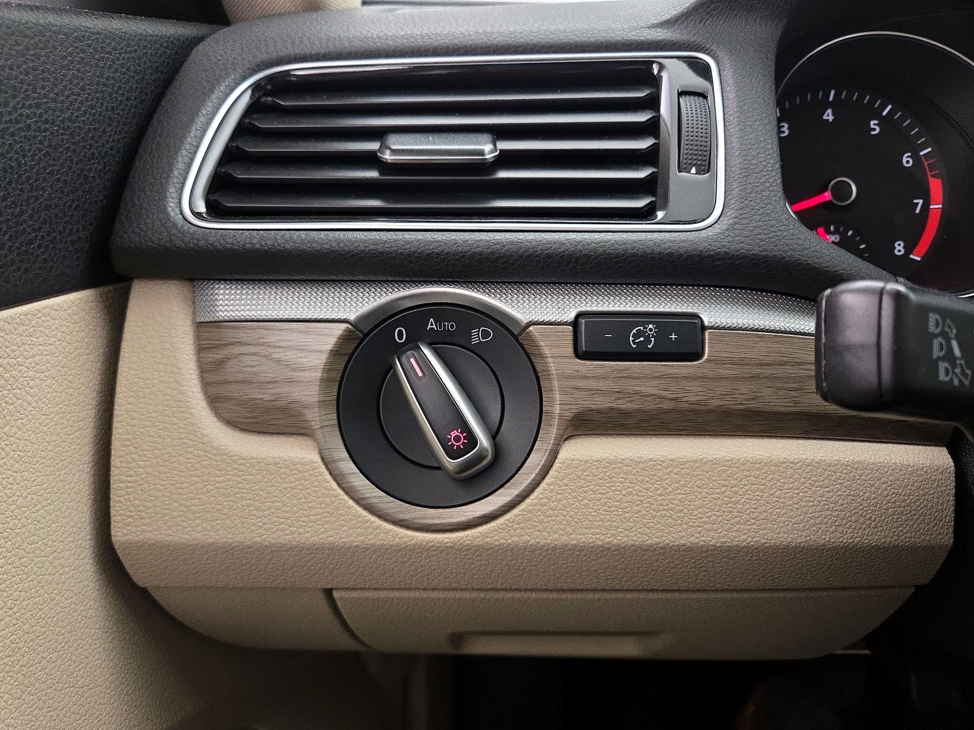 Thumbnail: 2016 Volkswagen Passat - 13