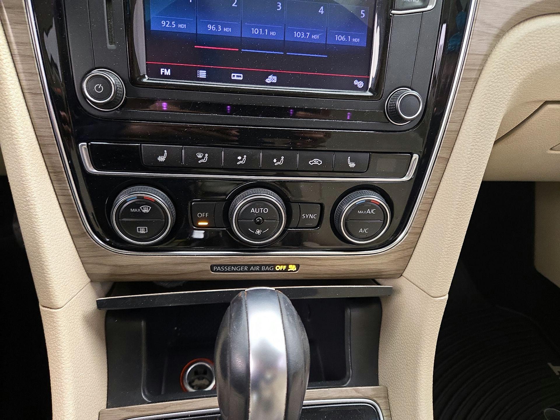 Thumbnail: 2016 Volkswagen Passat - 16