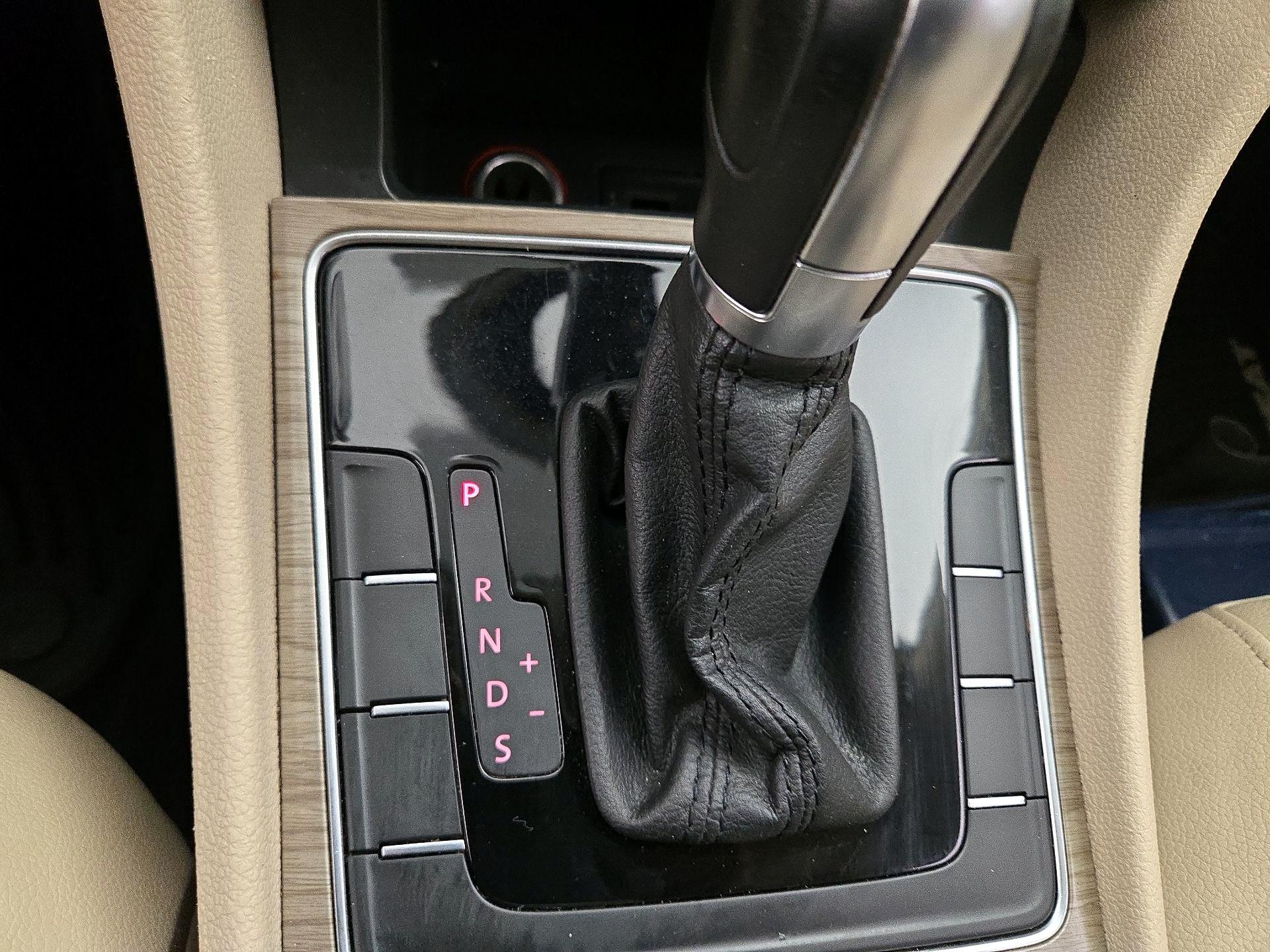 Thumbnail: 2016 Volkswagen Passat - 17