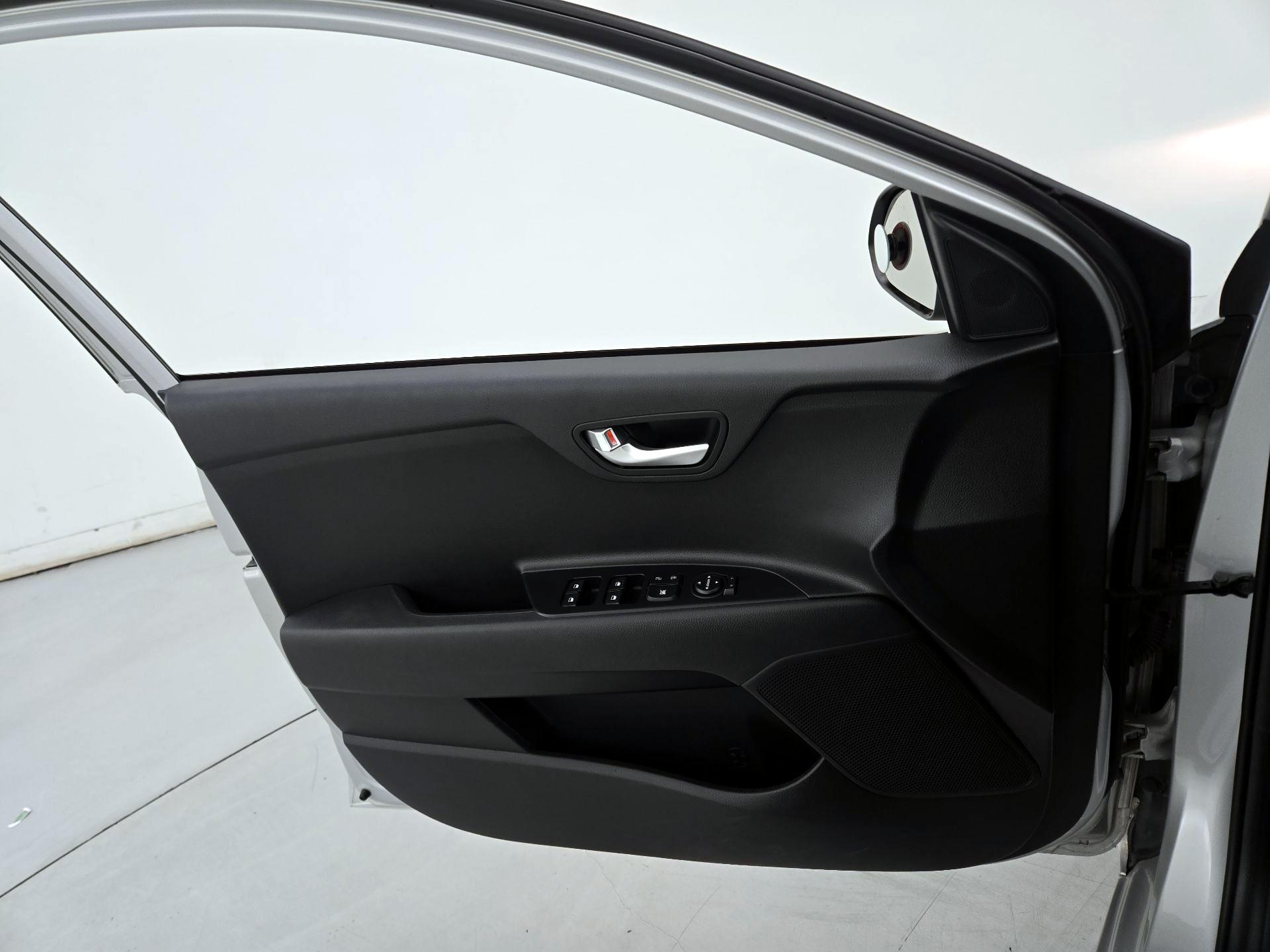 Thumbnail: 2019 Kia Rio - 12