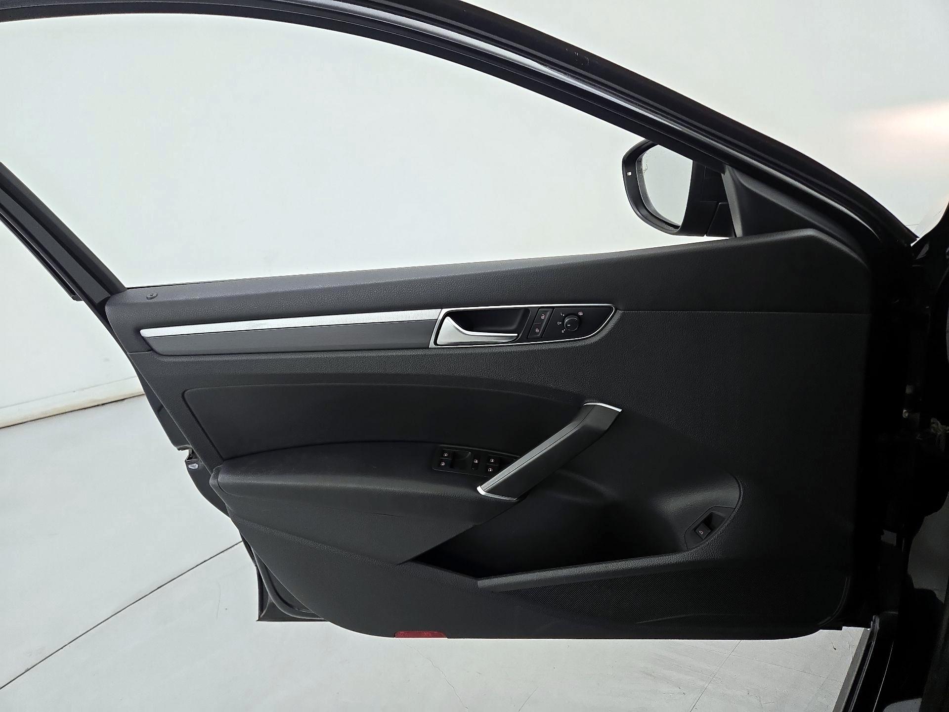 Thumbnail: 2018 Volkswagen Passat - 12