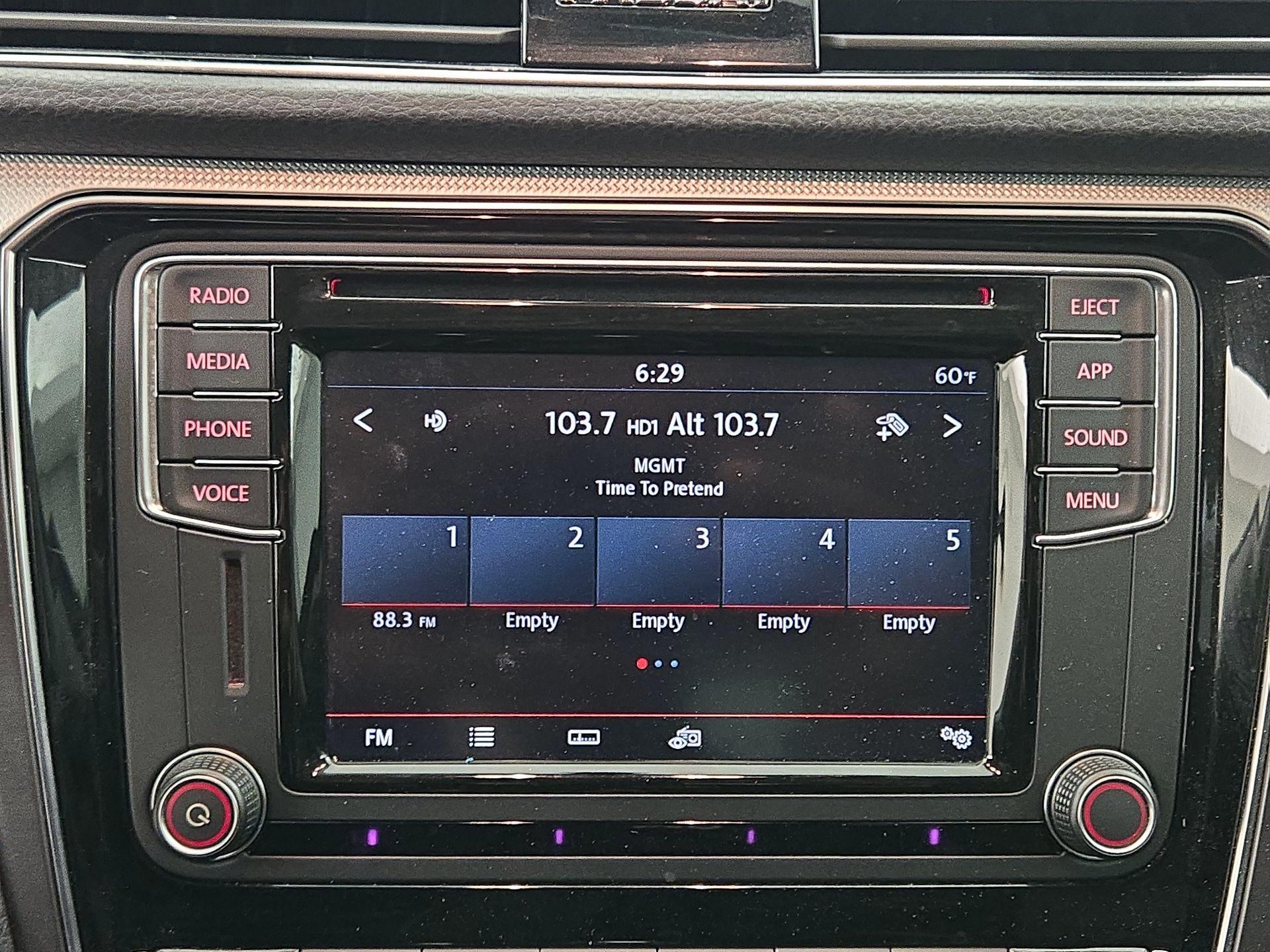 Thumbnail: 2018 Volkswagen Passat - 15