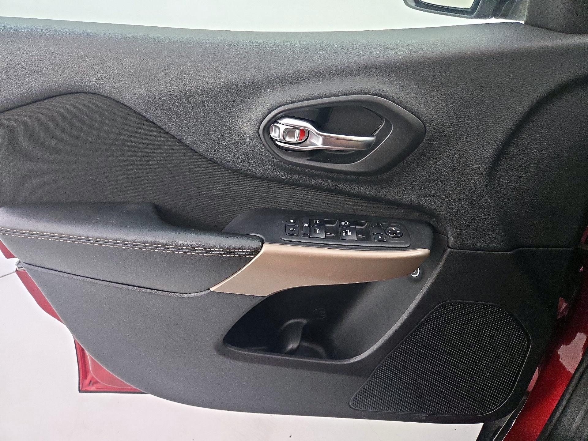 Thumbnail: 2017 Jeep Cherokee - 12