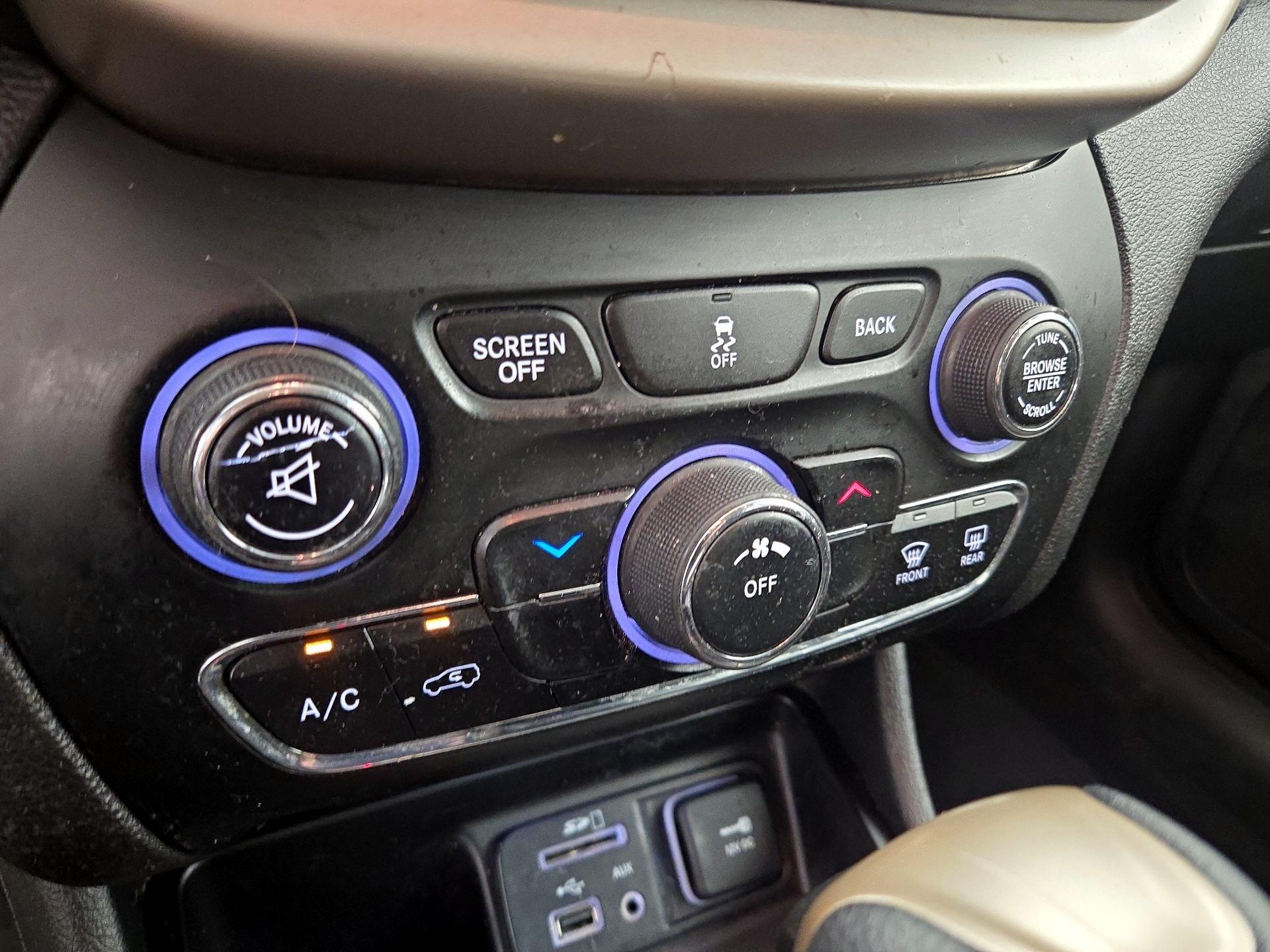 Thumbnail: 2017 Jeep Cherokee - 16