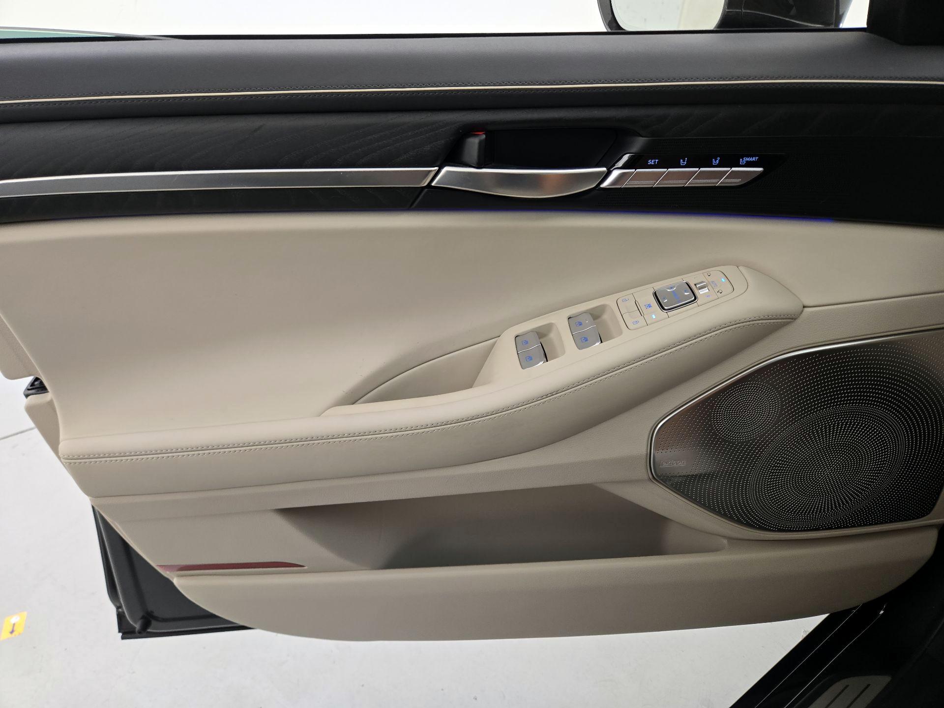 Thumbnail: 2022 Genesis G90 - 12