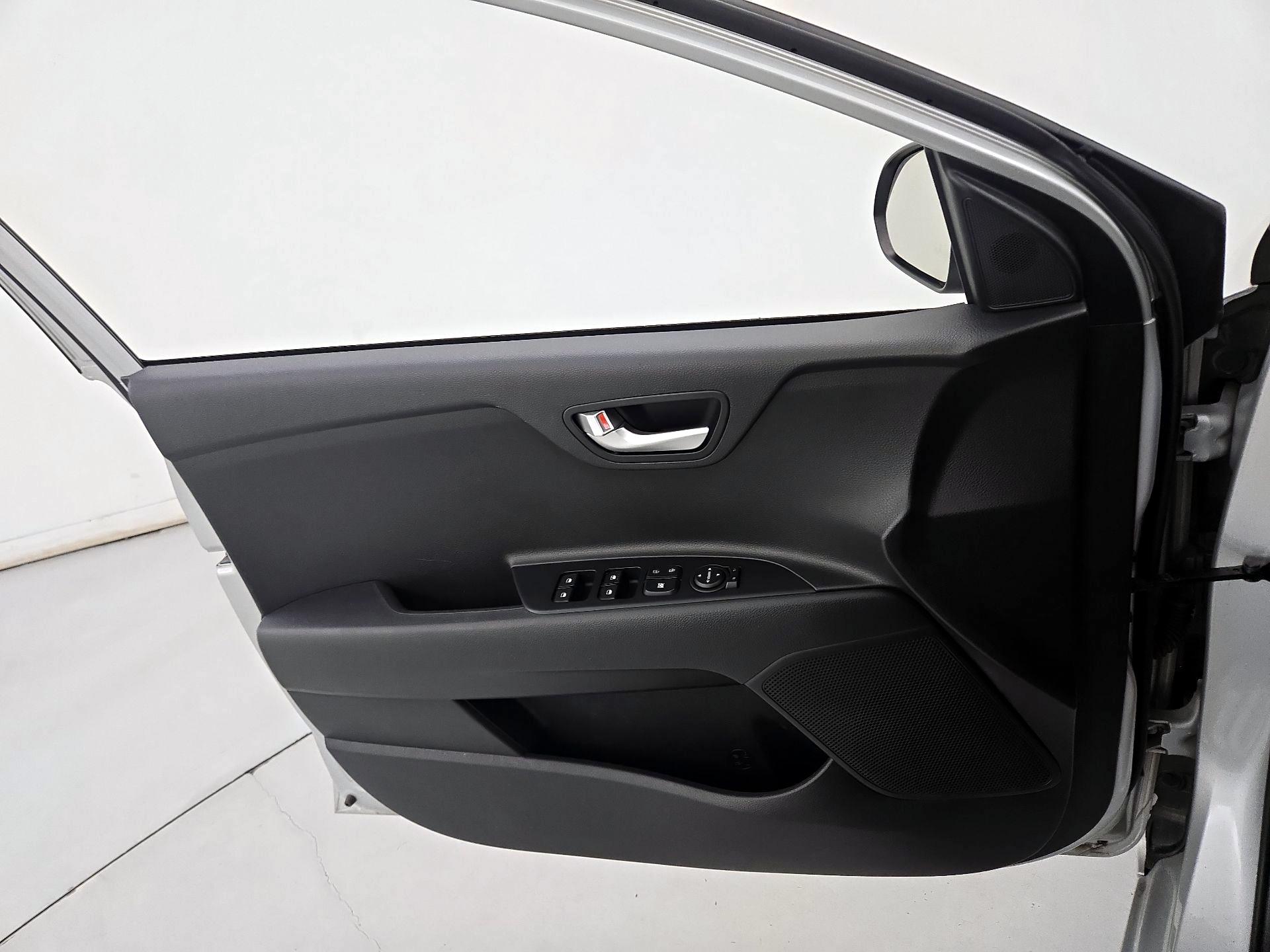 Thumbnail: 2021 Kia Rio - 12