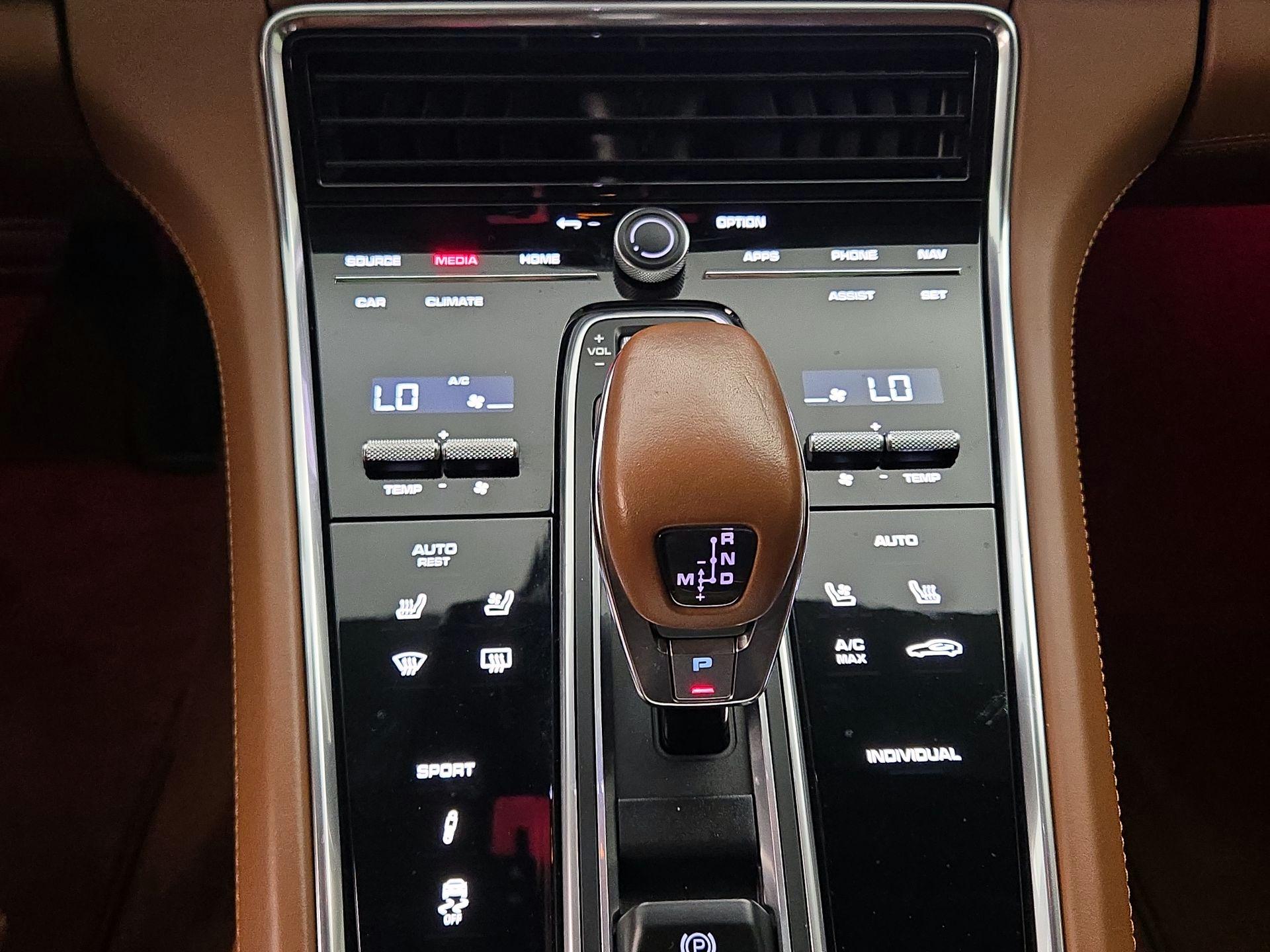 Thumbnail: 2022 Porsche Panamera - 17