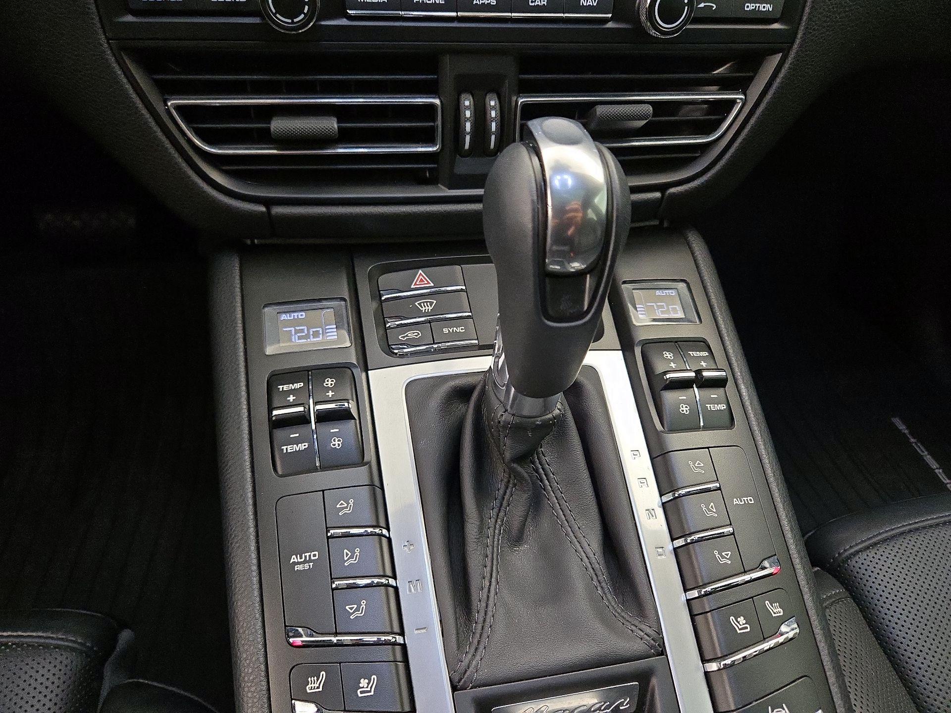 Thumbnail: 2020 Porsche Macan - 18