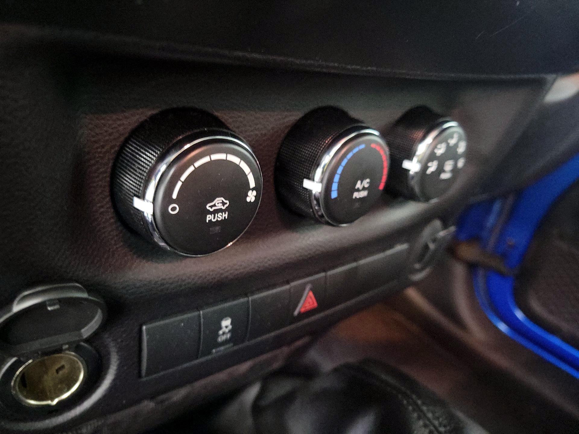 Thumbnail: 2016 Jeep Wrangler - 14