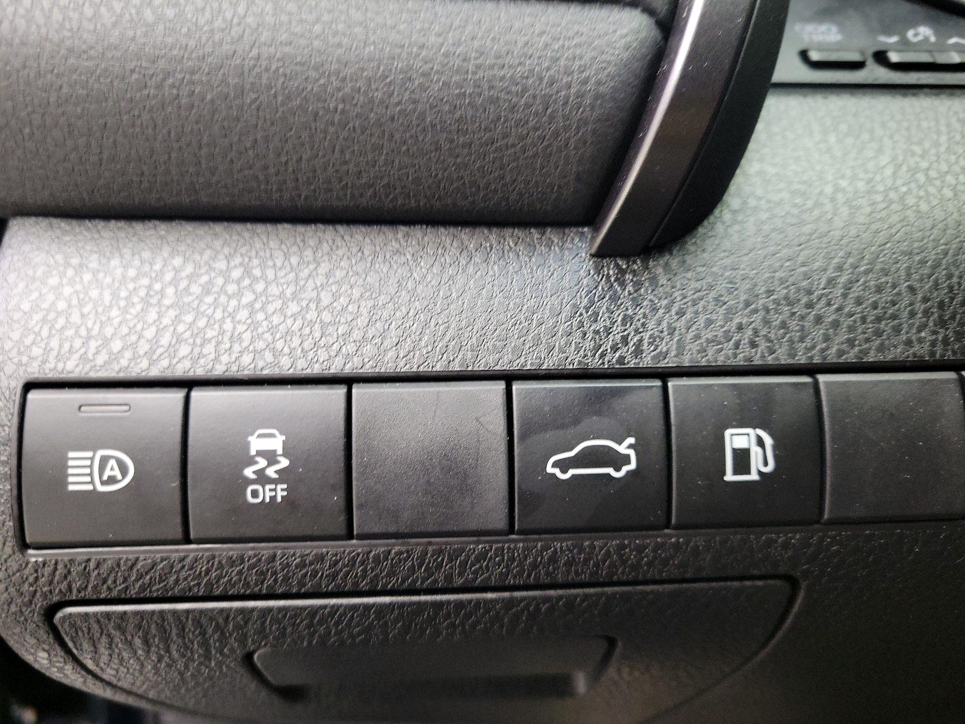 Thumbnail: 2018 Toyota Camry - 13