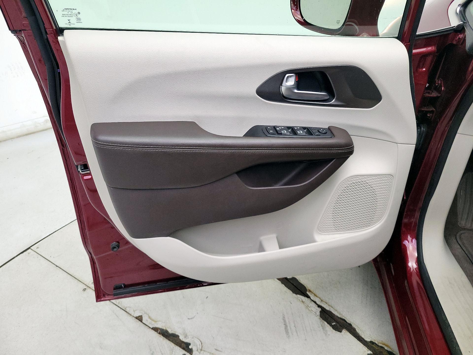 Thumbnail: 2019 Chrysler Pacifica - 12