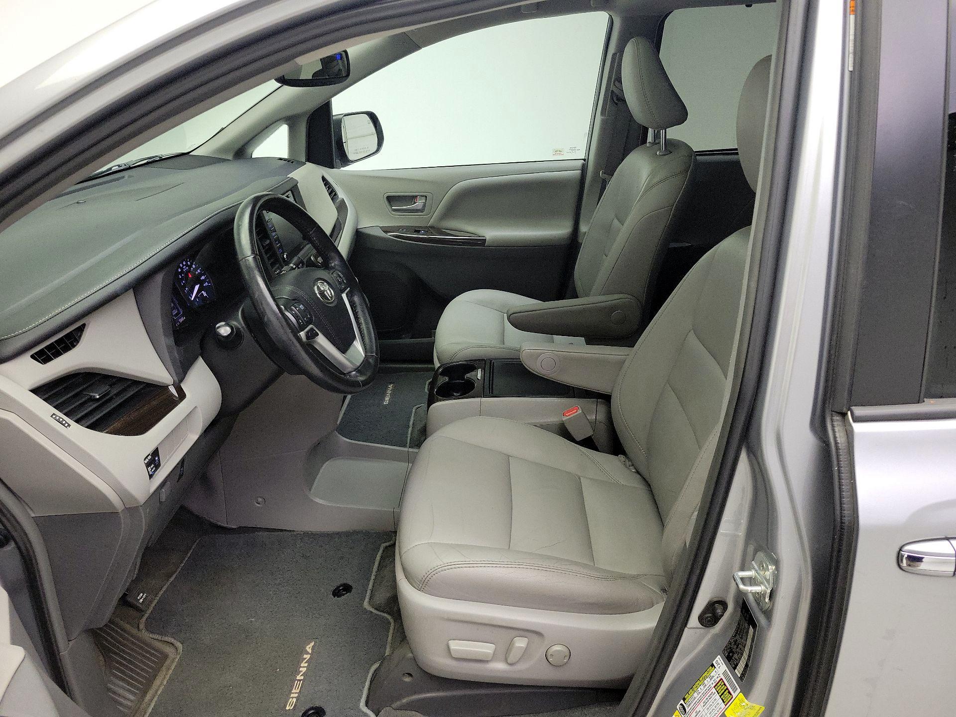 Thumbnail: 2018 Toyota Sienna - 11