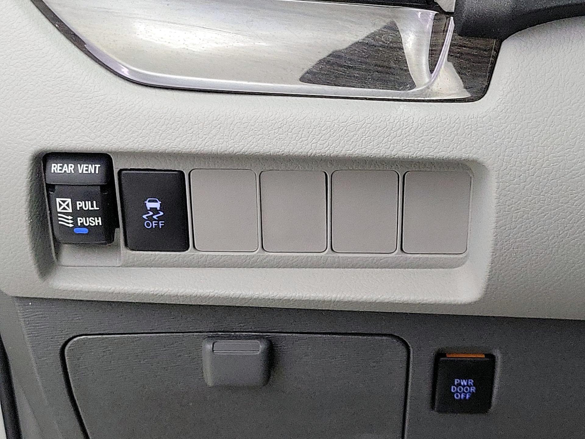 Thumbnail: 2018 Toyota Sienna - 13