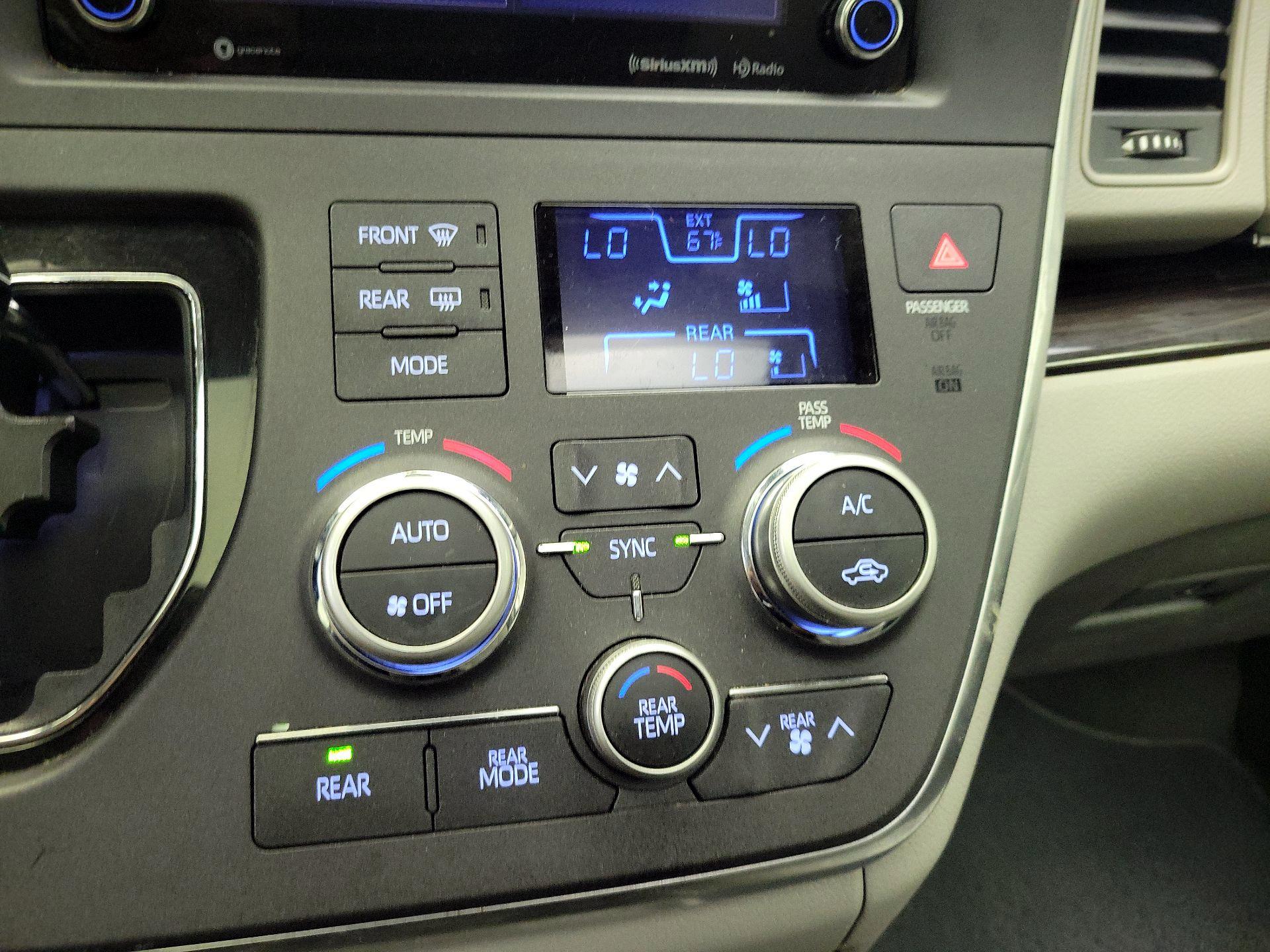 Thumbnail: 2018 Toyota Sienna - 16