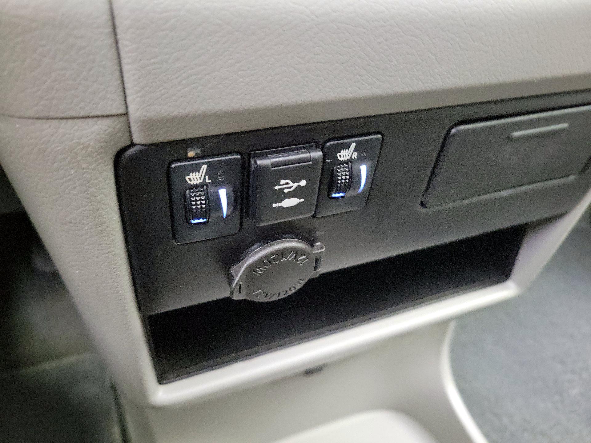 Thumbnail: 2018 Toyota Sienna - 18