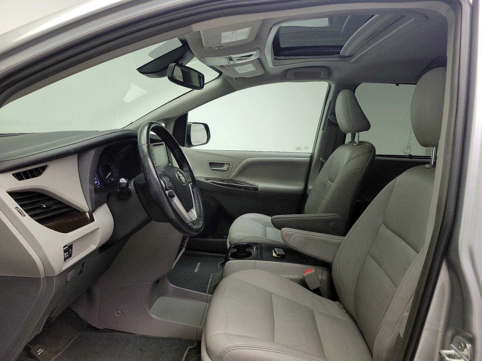 Thumbnail: 2018 Toyota Sienna - 19