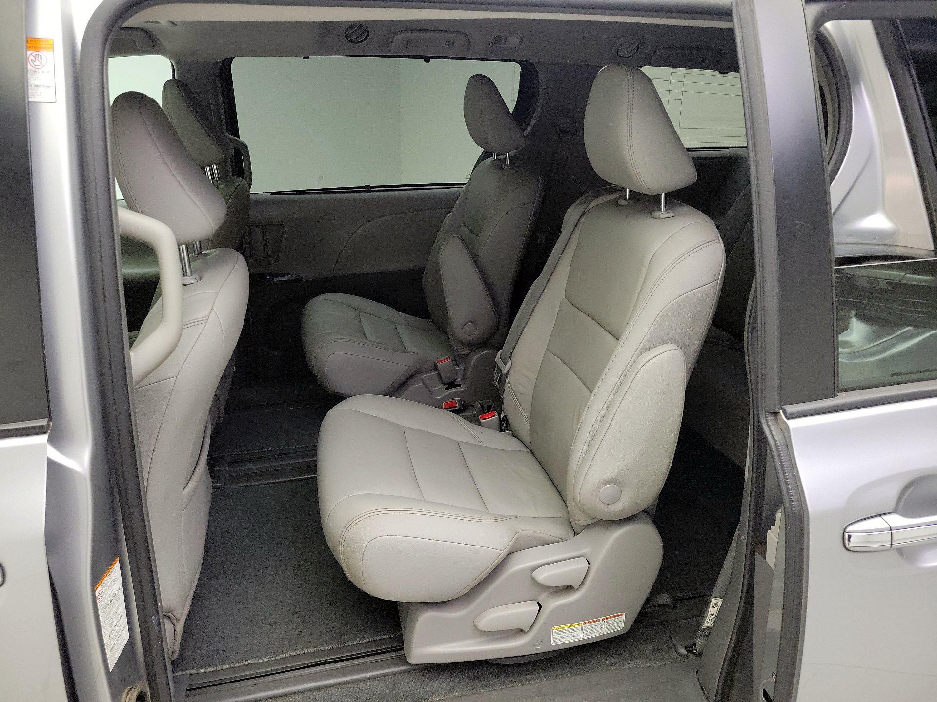 Thumbnail: 2018 Toyota Sienna - 20