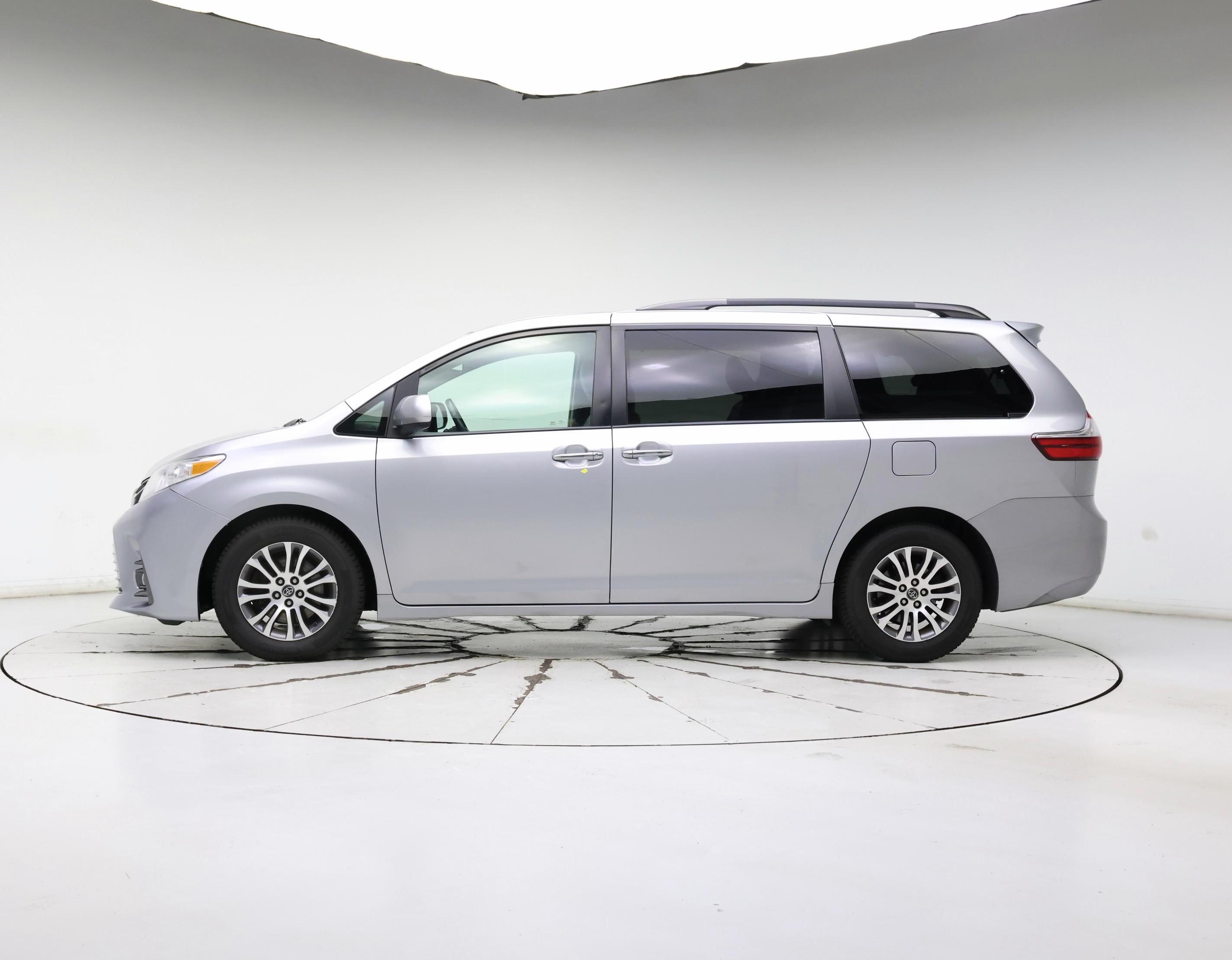 Thumbnail: 2018 Toyota Sienna - 3