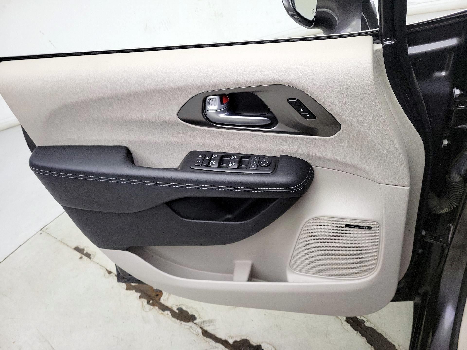Thumbnail: 2019 Chrysler Pacifica - 12