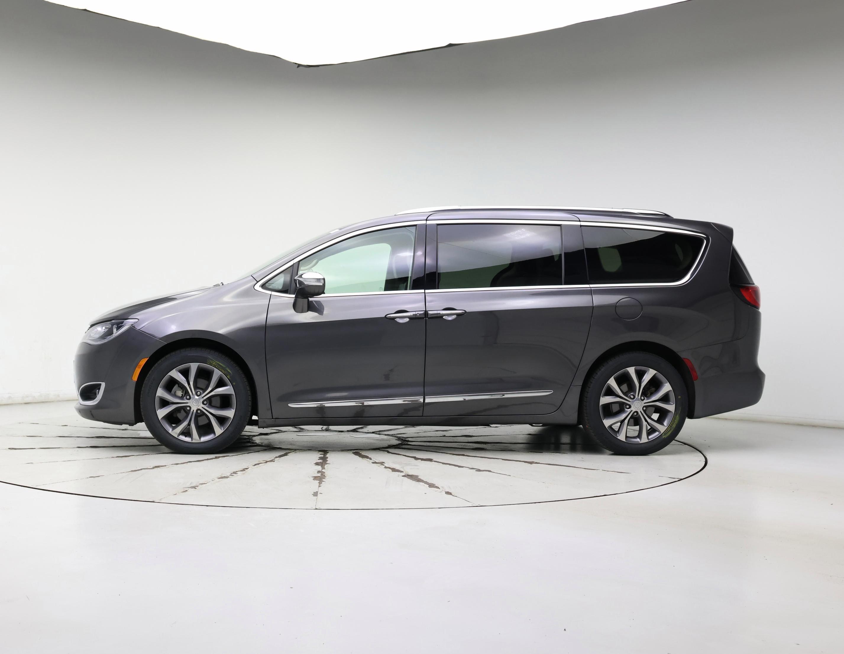 Thumbnail: 2019 Chrysler Pacifica - 3