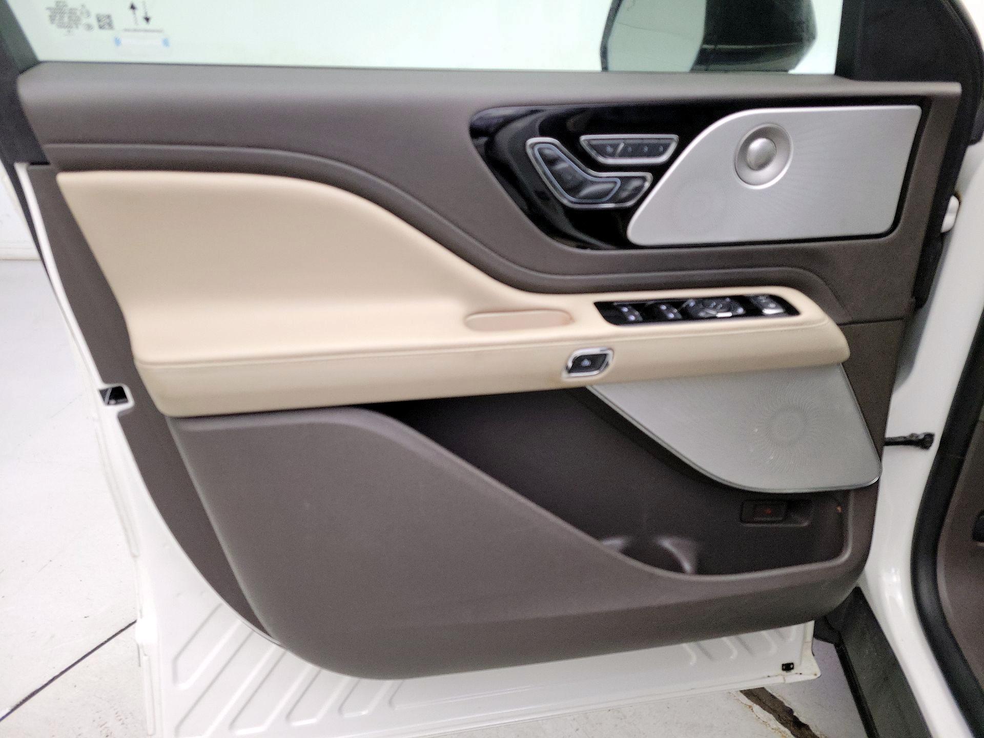 Thumbnail: 2020 Lincoln Aviator - 12
