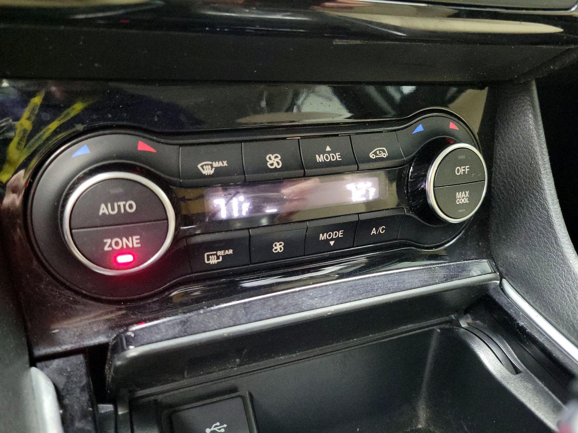 Thumbnail: 2018 INFINITI QX30 - 17