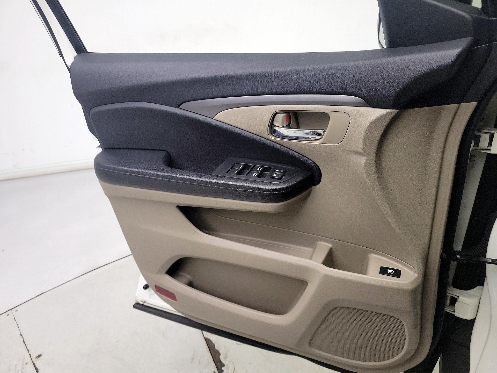 Thumbnail: 2016 Honda Pilot - 12