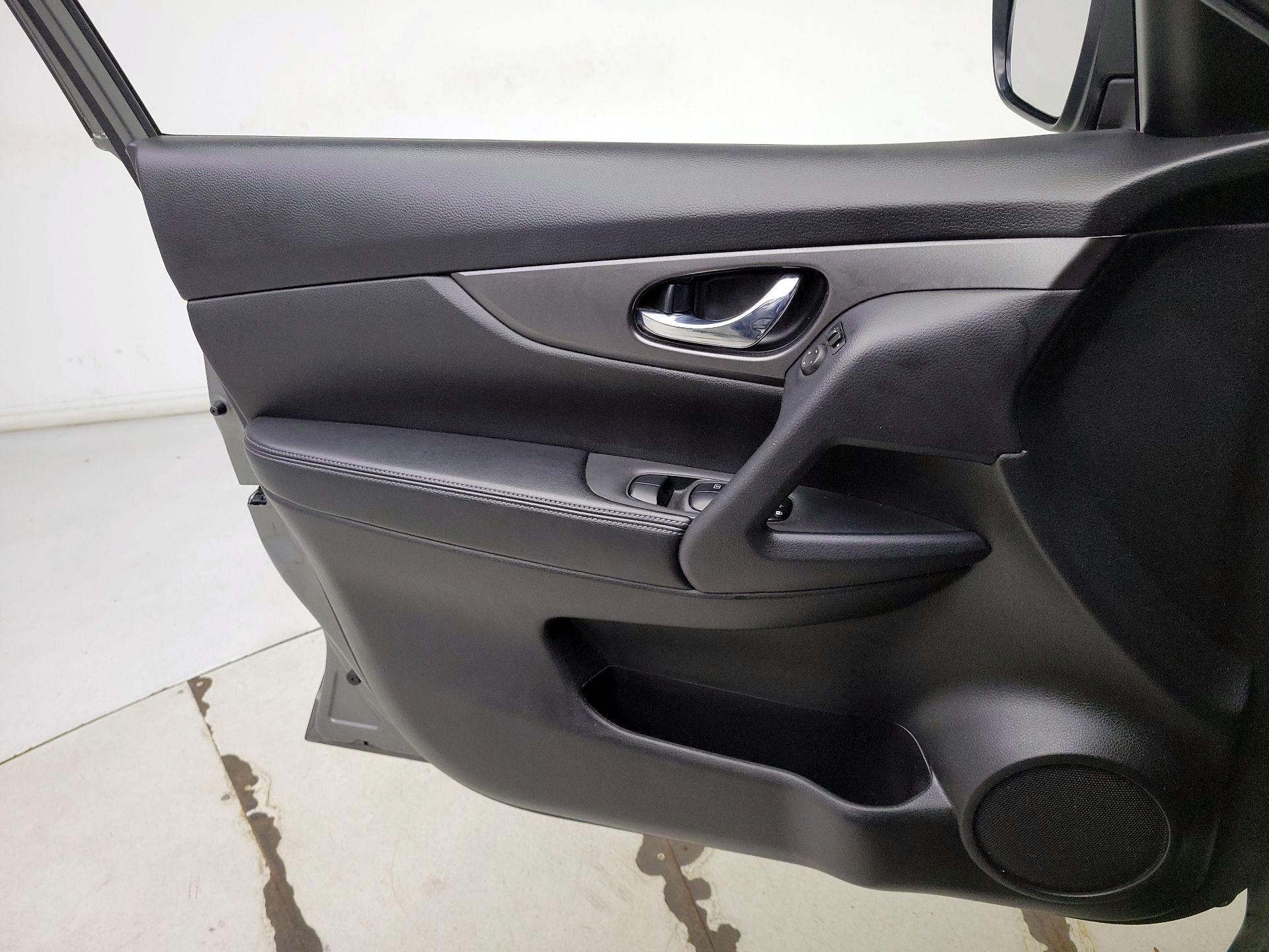 Thumbnail: 2016 Nissan Rogue - 12