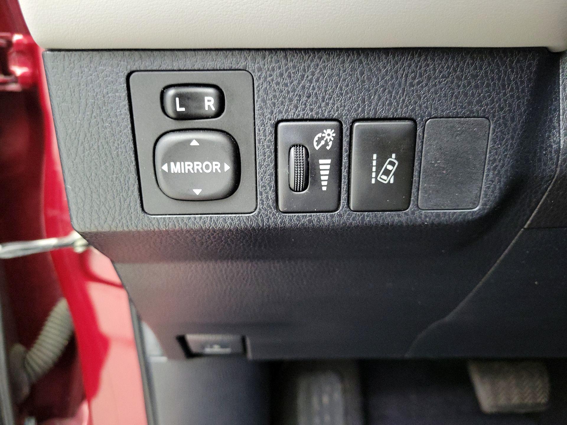 Thumbnail: 2018 Toyota RAV4 - 13