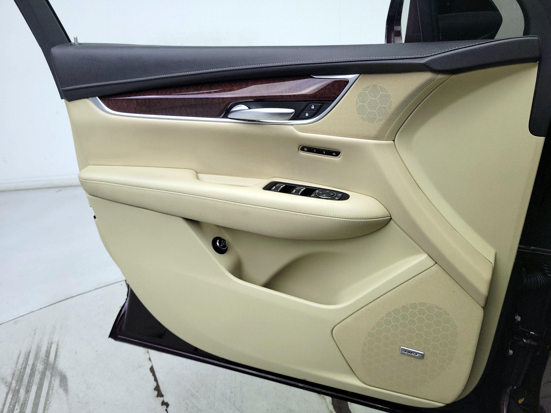 Thumbnail: 2017 Cadillac XT5 - 12