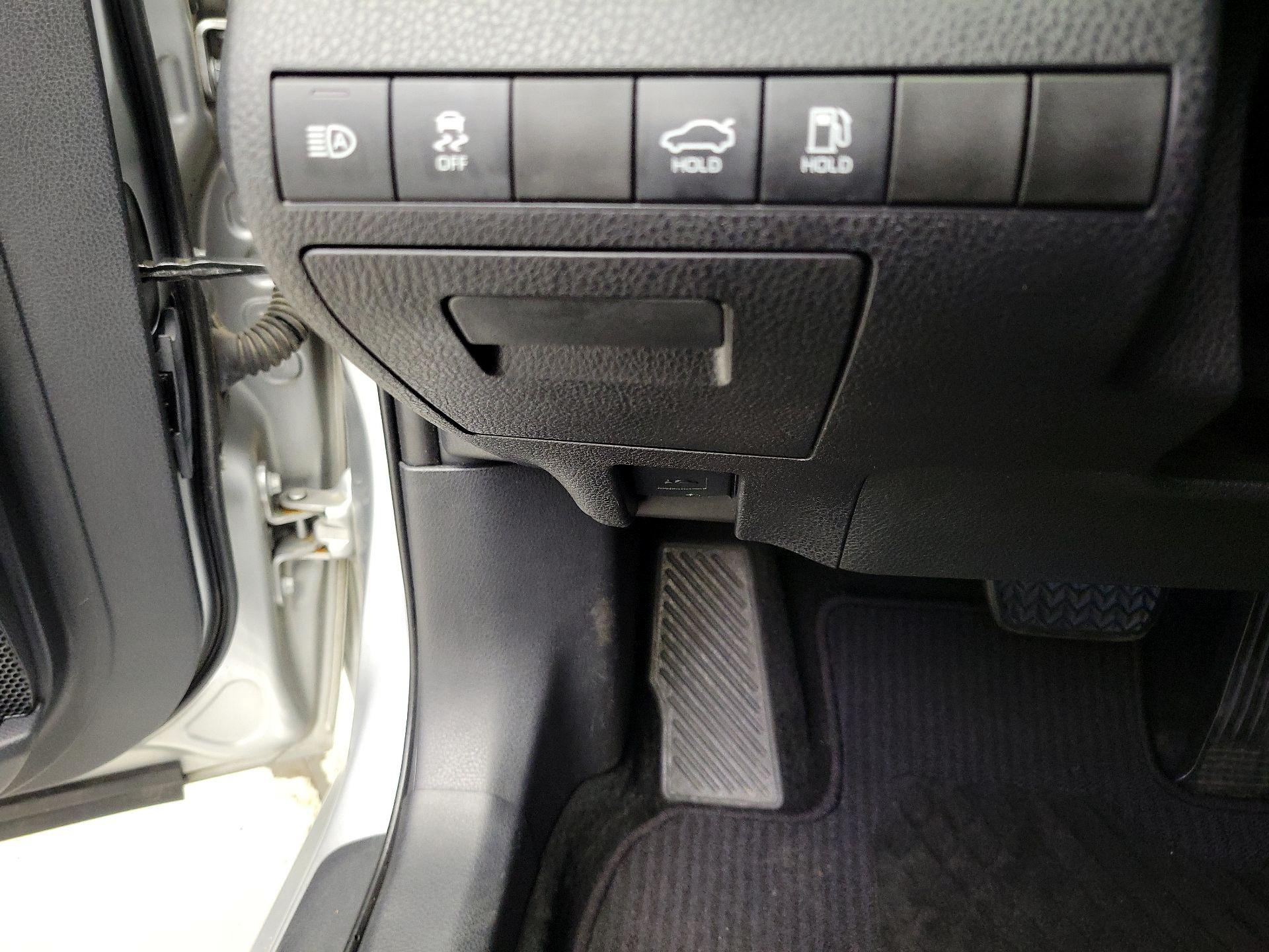 Thumbnail: 2019 Toyota Camry - 13