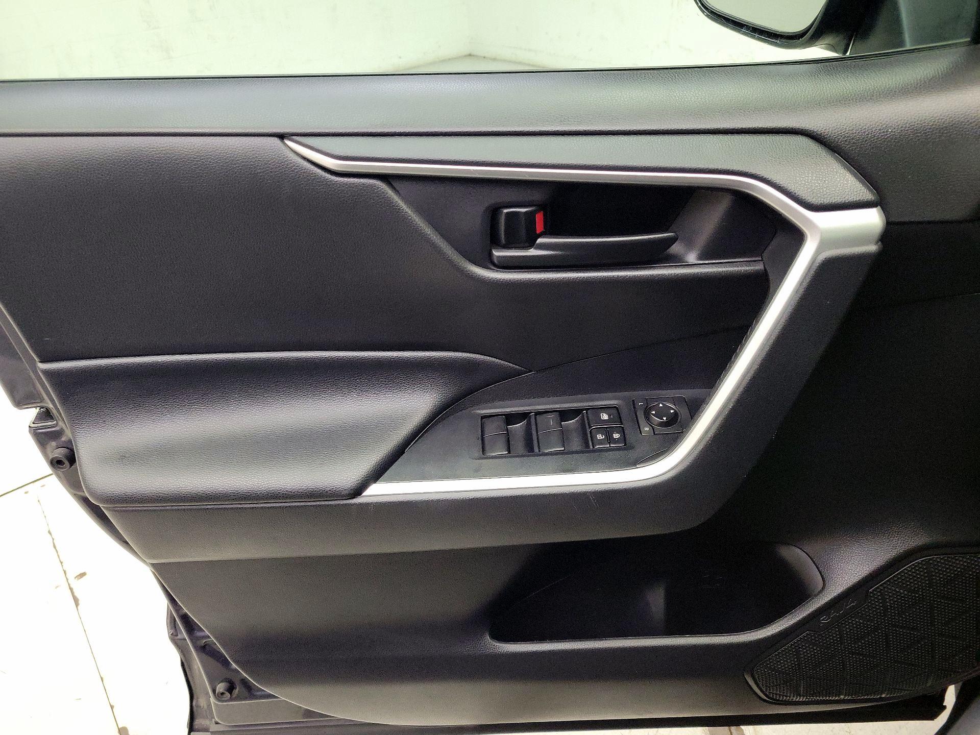 Thumbnail: 2020 Toyota RAV4 - 12