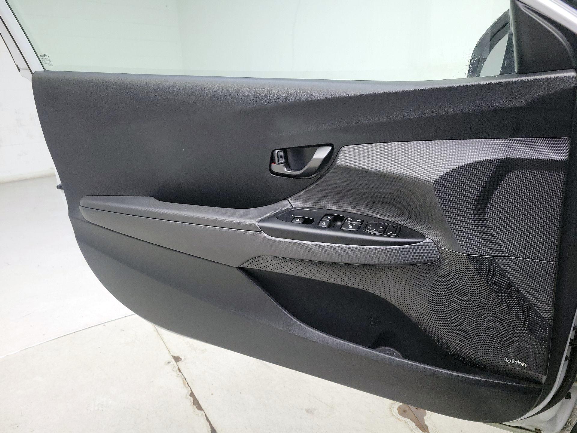 Thumbnail: 2019 Hyundai Veloster - 12