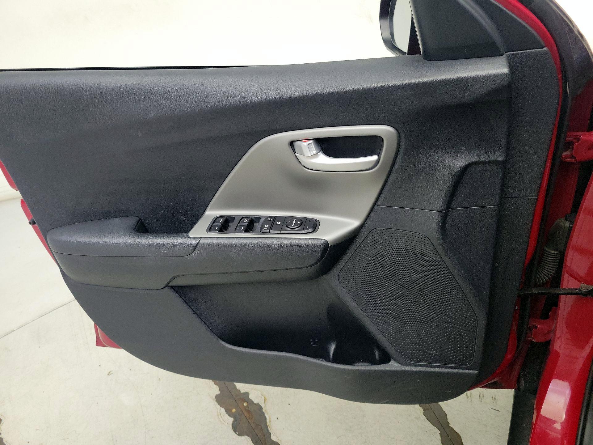 Thumbnail: 2017 Kia Niro - 12