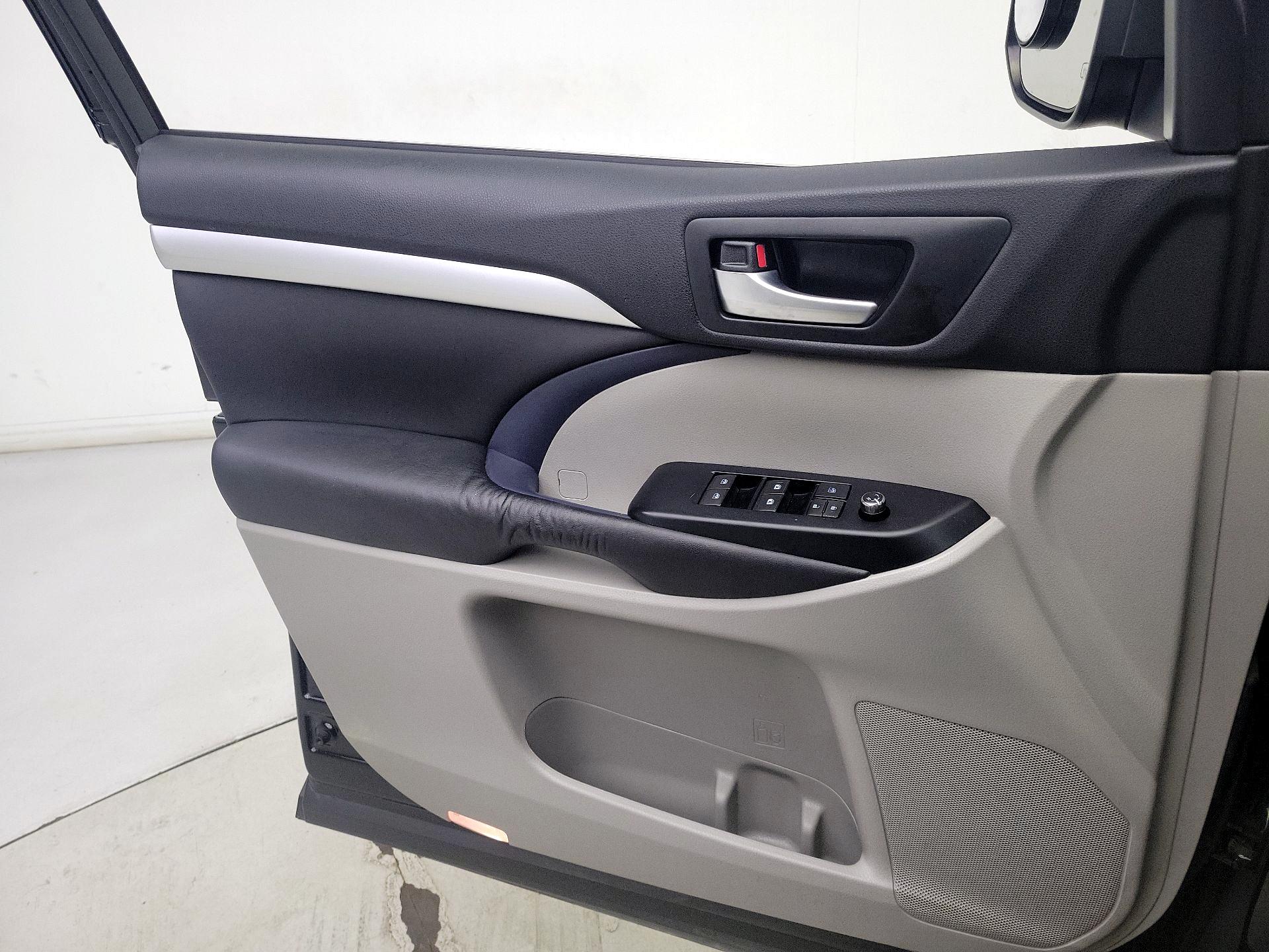 Thumbnail: 2016 Toyota Highlander - 12