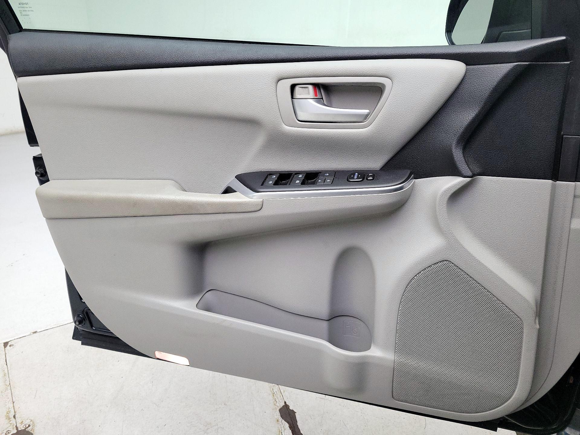 Thumbnail: 2016 Toyota Camry - 12