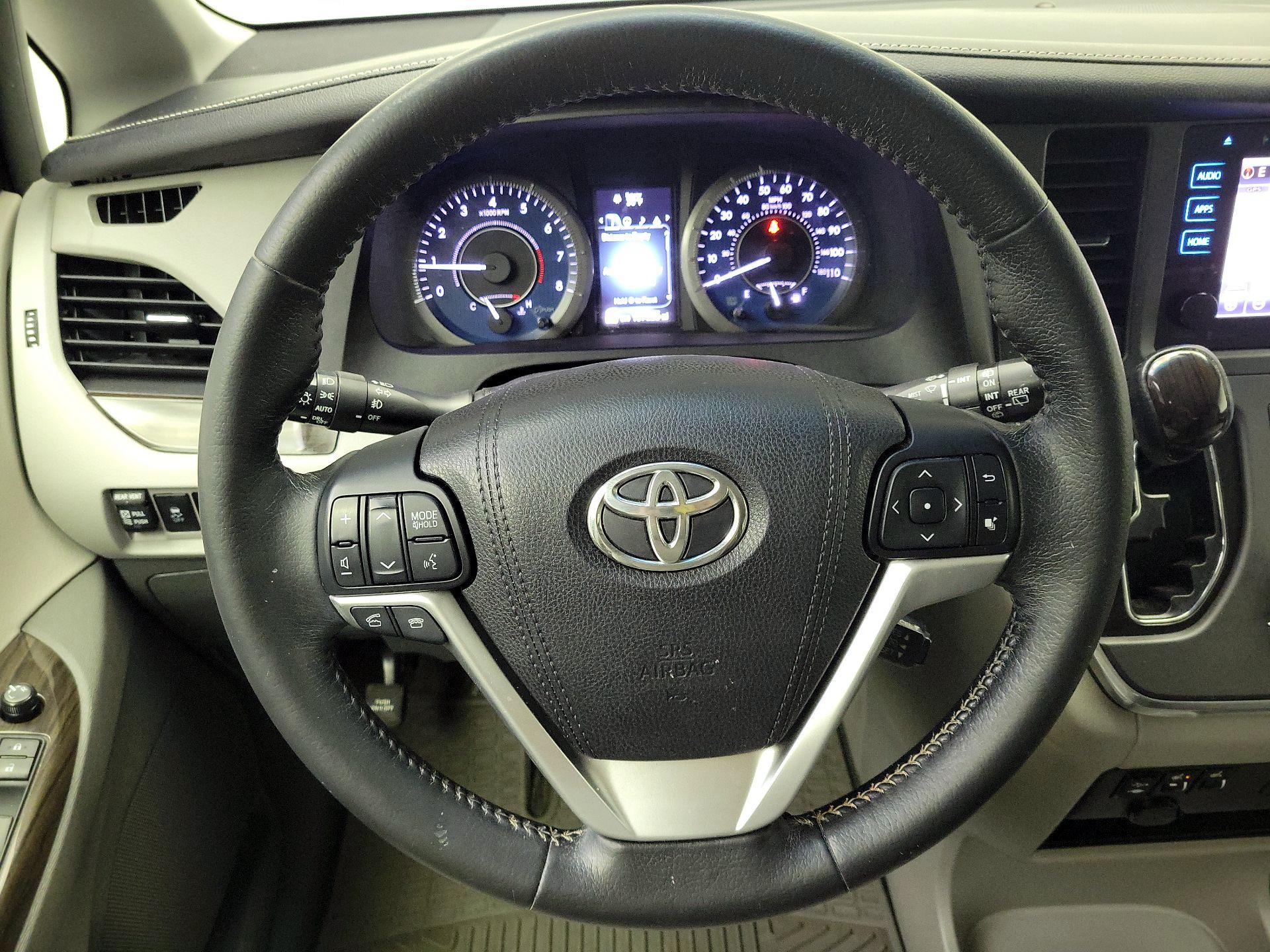 Thumbnail: 2015 Toyota Sienna - 10