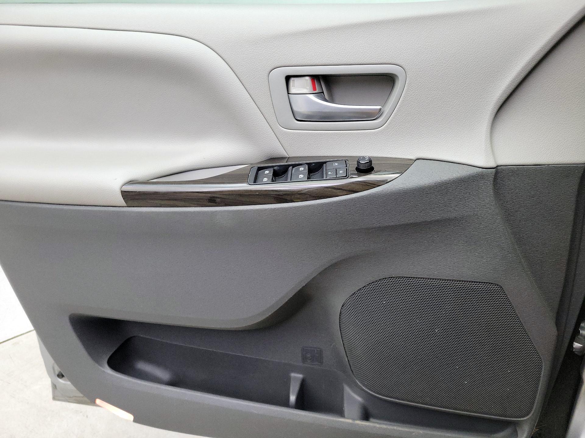 Thumbnail: 2015 Toyota Sienna - 12