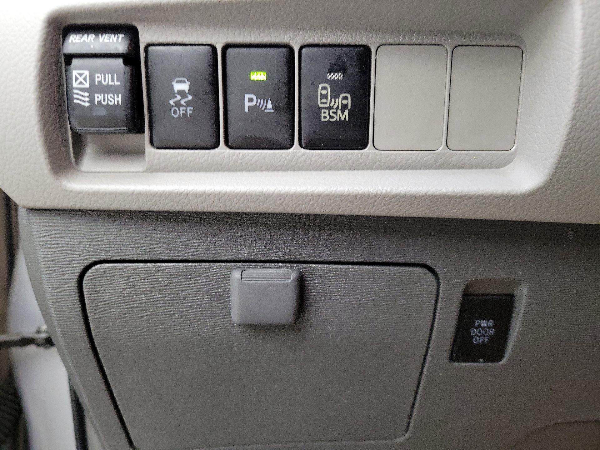 Thumbnail: 2015 Toyota Sienna - 13