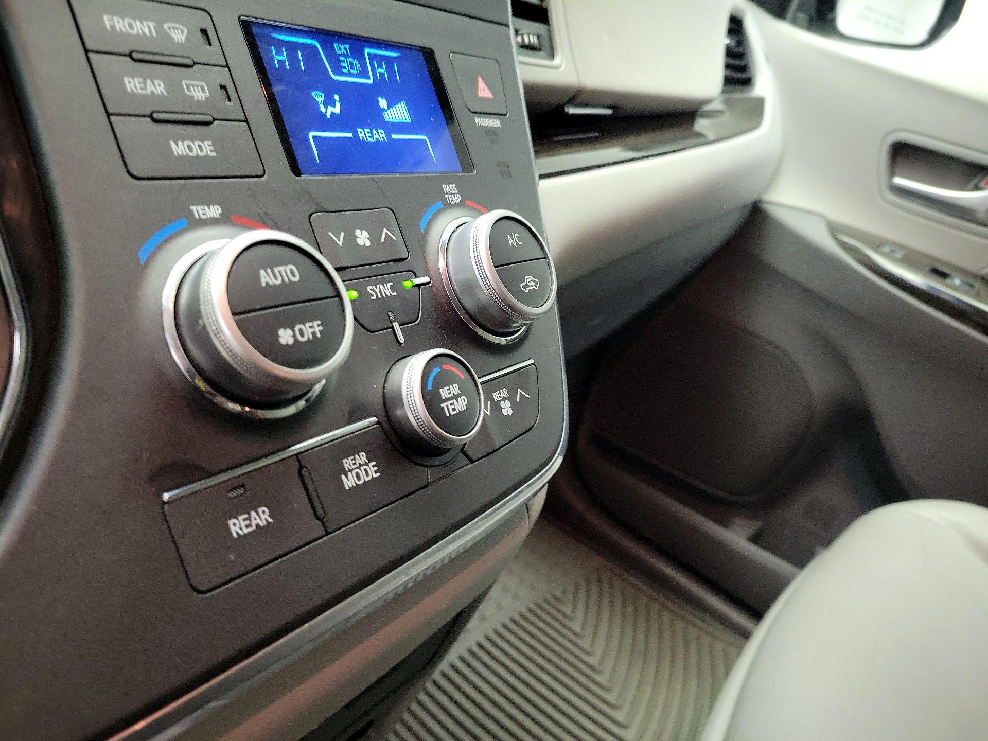 Thumbnail: 2015 Toyota Sienna - 17