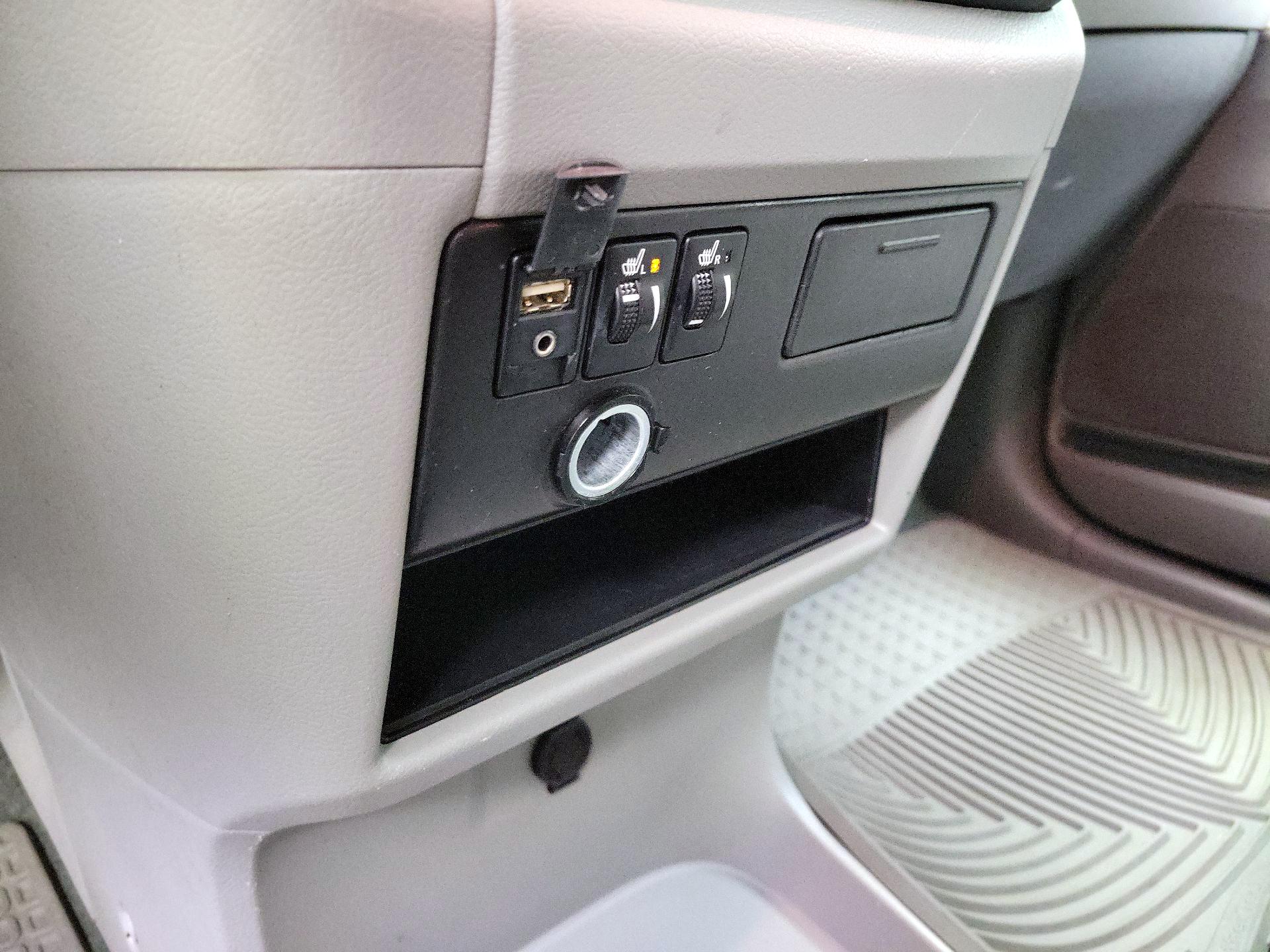 Thumbnail: 2015 Toyota Sienna - 19