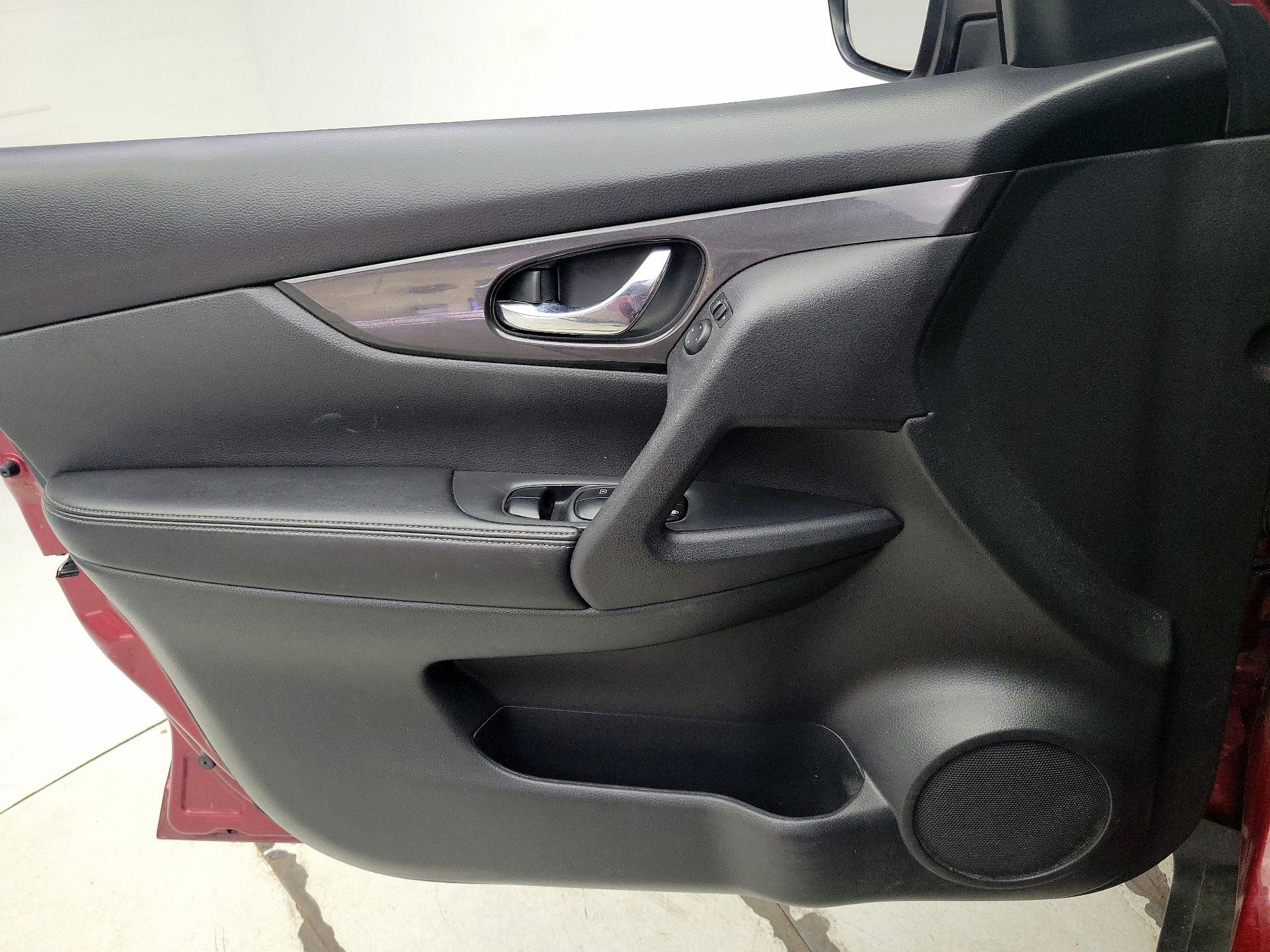 Thumbnail: 2018 Nissan Rogue - 12