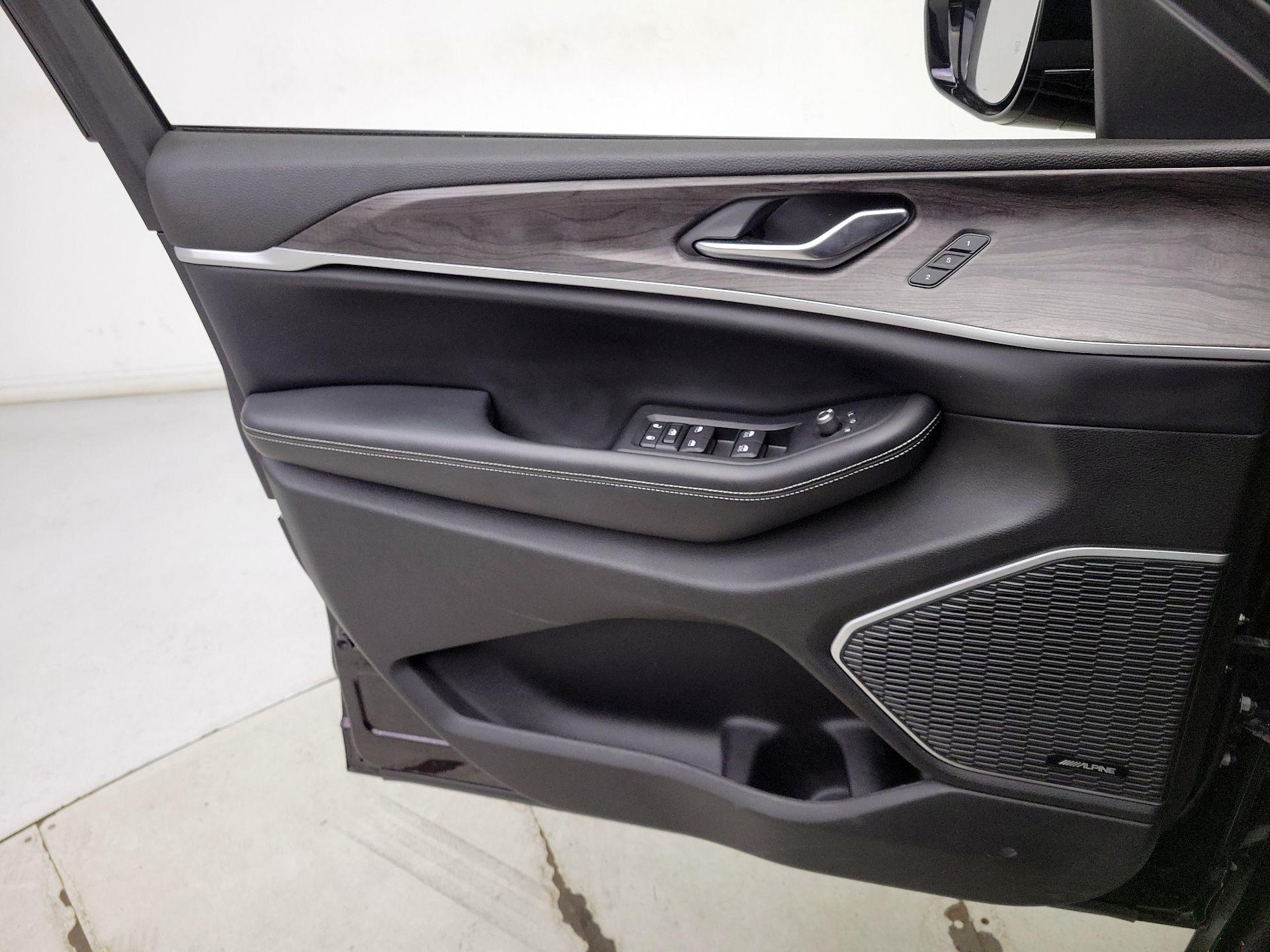 Thumbnail: 2022 Jeep Grand Cherokee - 12