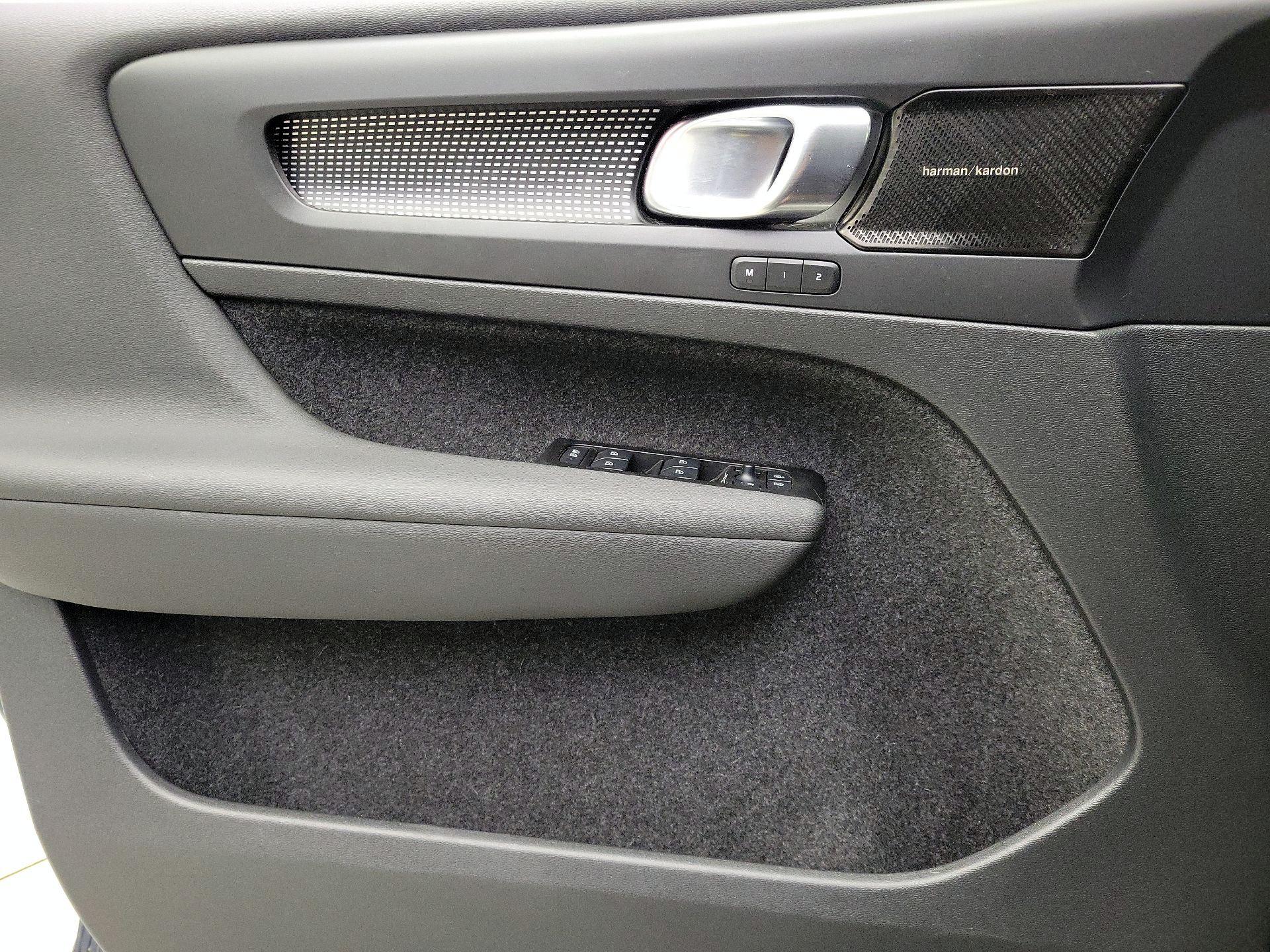 Thumbnail: 2022 Volvo XC40 - 12