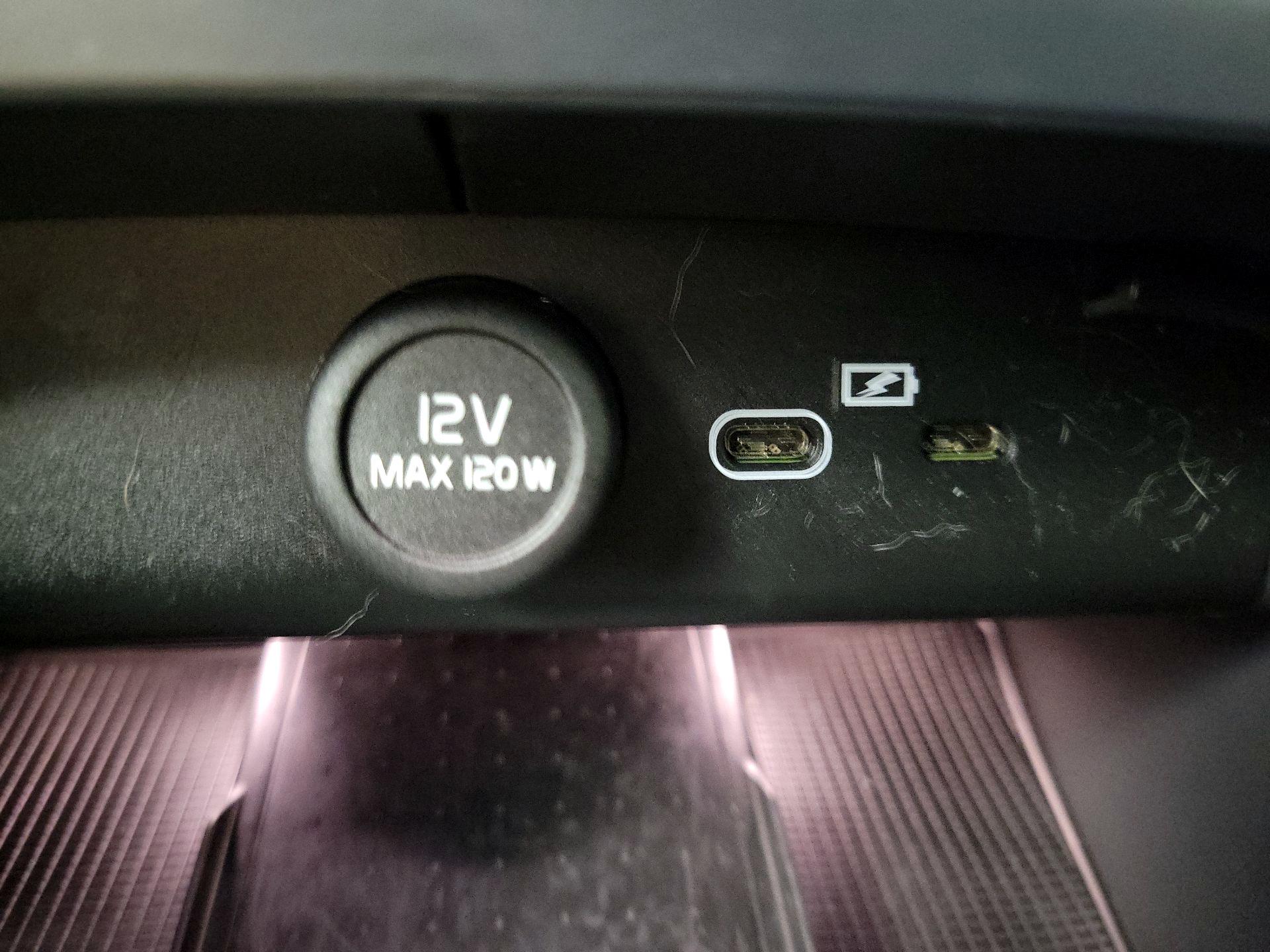 Thumbnail: 2022 Volvo XC40 - 17