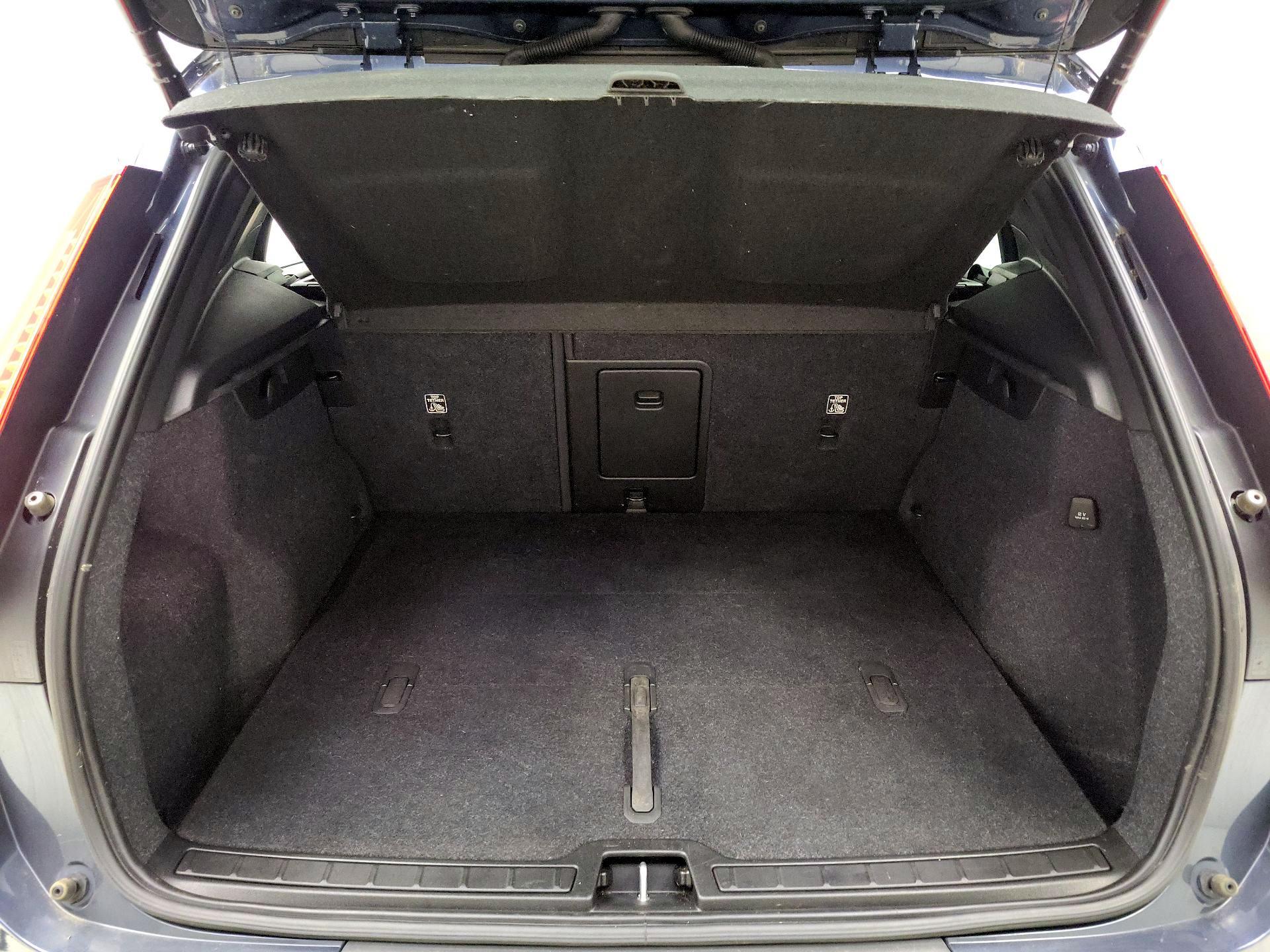 Thumbnail: 2022 Volvo XC40 - 20