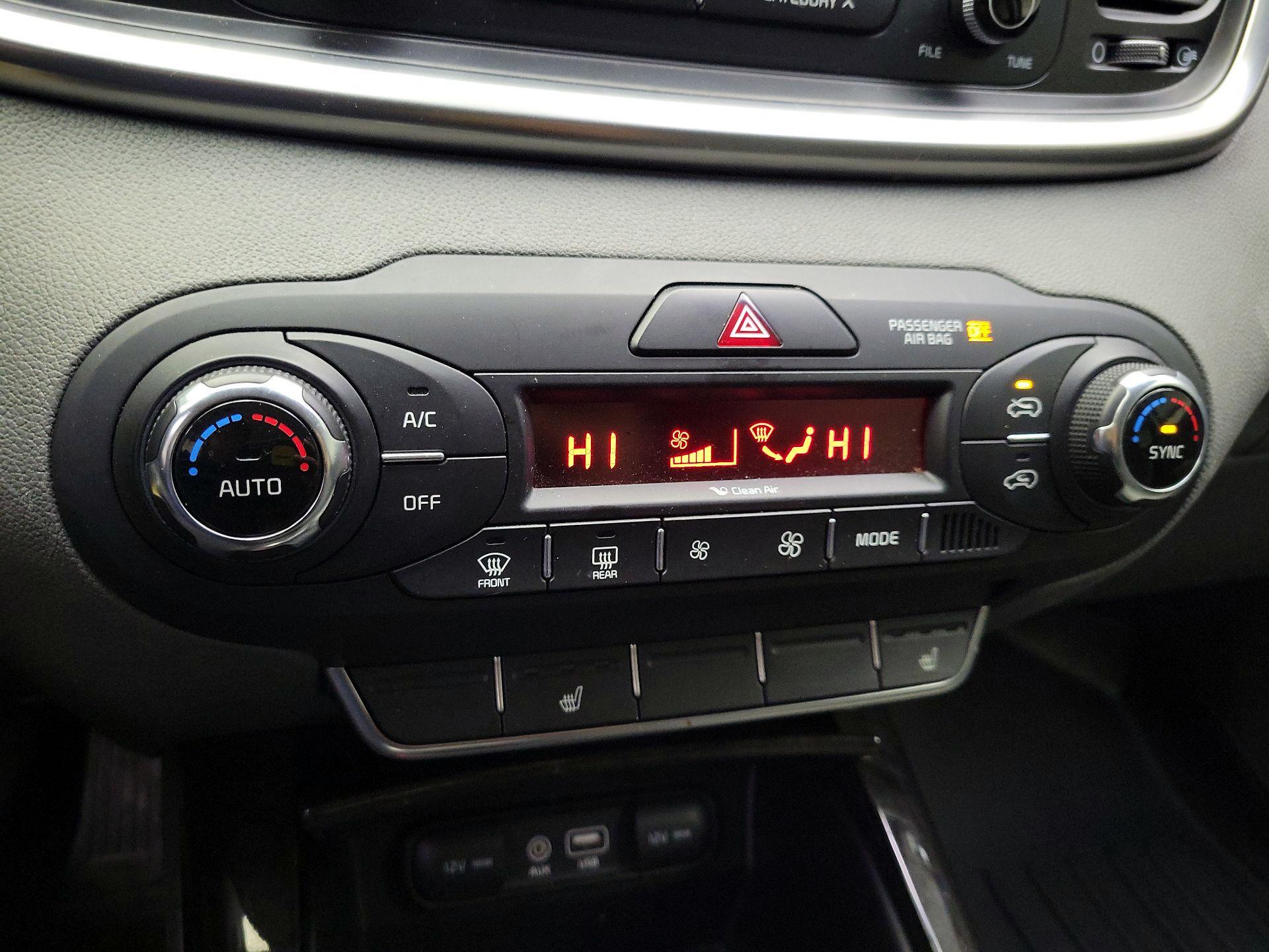 Thumbnail: 2016 Kia Sorento - 16