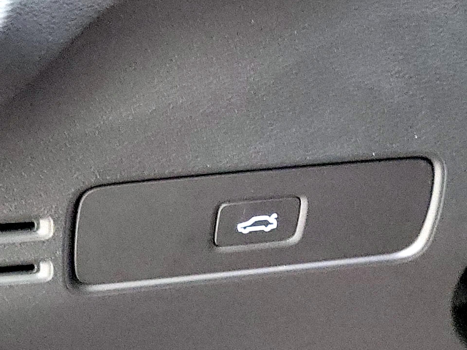 Thumbnail: 2023 Volvo XC40 - 13