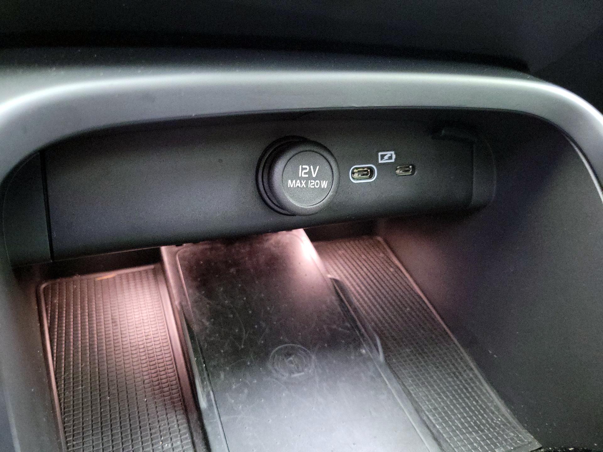 Thumbnail: 2023 Volvo XC40 - 19